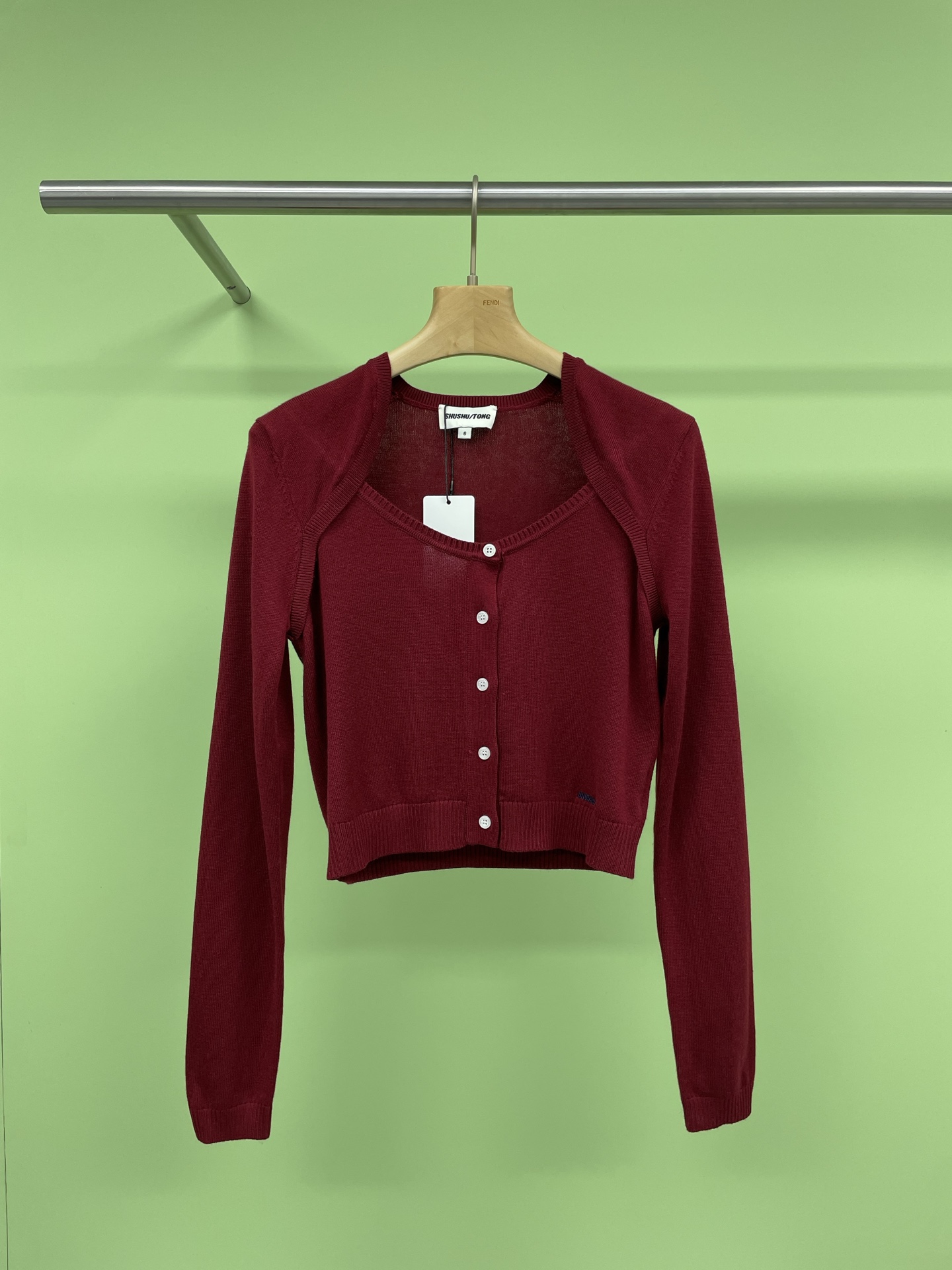 NO:312369,Shushutong  Spring style fashionable and versatile vest knitted cardigan, small vest cardigan fashion elf, it can always add a unique charm to your outfit inadvertently. Whether it is matched with simple T-shirts and jeans, or elegant dresses, it can perfectly blend and show a different fashion style. When the vest meets simple skirts and jeans, it instantly injects fashion into casual outfits. It seems to be a magical magical accessory, making the ordinary outstanding. The exquisite texture and delicate touch all show quality and style. When you wear it, you are the leader of street fashion, exuding confidence and casual charm, and match with elegant connection  When dressing, the small vest becomes a gentle guardian. It is gently placed on the shoulders, like the first breeze in the morning, gently blowing, adding a sense of layering and exquisiteness to the skirt, allowing you to become the focus on all occasions. Whether it is a romantic date or an important gathering, it can help you show a charming temperament. The small vest cardigan is not only a piece of clothing, but also a fashion attitude. It allows you to constantly explore and discover more possibilities on the road to pursuing beauty. It witnesses every fashion moment of yours and accompanys you to show your unique self. Let us wear the small vest together and start our own fashion journey.  SM, skirts, jeans, tees, t-shirt, alexander wang19860909Shushutong 春款时尚百搭坎肩针织开衫,小坎肩开衫时尚界的小精灵,它总能在不经意间为你的穿搭增添一抹独特的魅力,无论是搭配简约的T恤牛仔裤,还是优雅的连衣裙,它都能完美融合,展现出不一样的时尚风格,当小坎肩邂逅简约半裙和牛仔裤,瞬间为休闲装扮注入了时尚灵魂,它仿佛是一个神奇的魔法配饰,让平凡变得出众,那精致的纹理,细腻的触感,无不彰显着品质与格调,穿上它,你就是街头时尚的引领者,散发着自信与随性的魅力,搭配优雅连衣裙时,小坎肩又化身为温柔的守护者,它轻柔地搭在肩上,如同清晨的第一缕微风,轻轻拂过,为半裙增添了一份层次感和精致感,让你在各种场合都能成为焦点,无论是浪漫的约会,还是重要的聚会,它都能助你展现出迷人的气质,小坎肩开衫,不仅是一件衣物,更是一种时尚态度,它让你在追求美的道路上,不断探索,发现更多可能,它见证着你的每一个时尚瞬间,陪伴着你展现独特的自我,让我们一起穿上小坎肩,开启属于自己的时尚之旅吧. 码数SM,,skirts,jeans,tees，t-shirt,alexander wang,Women's clothing