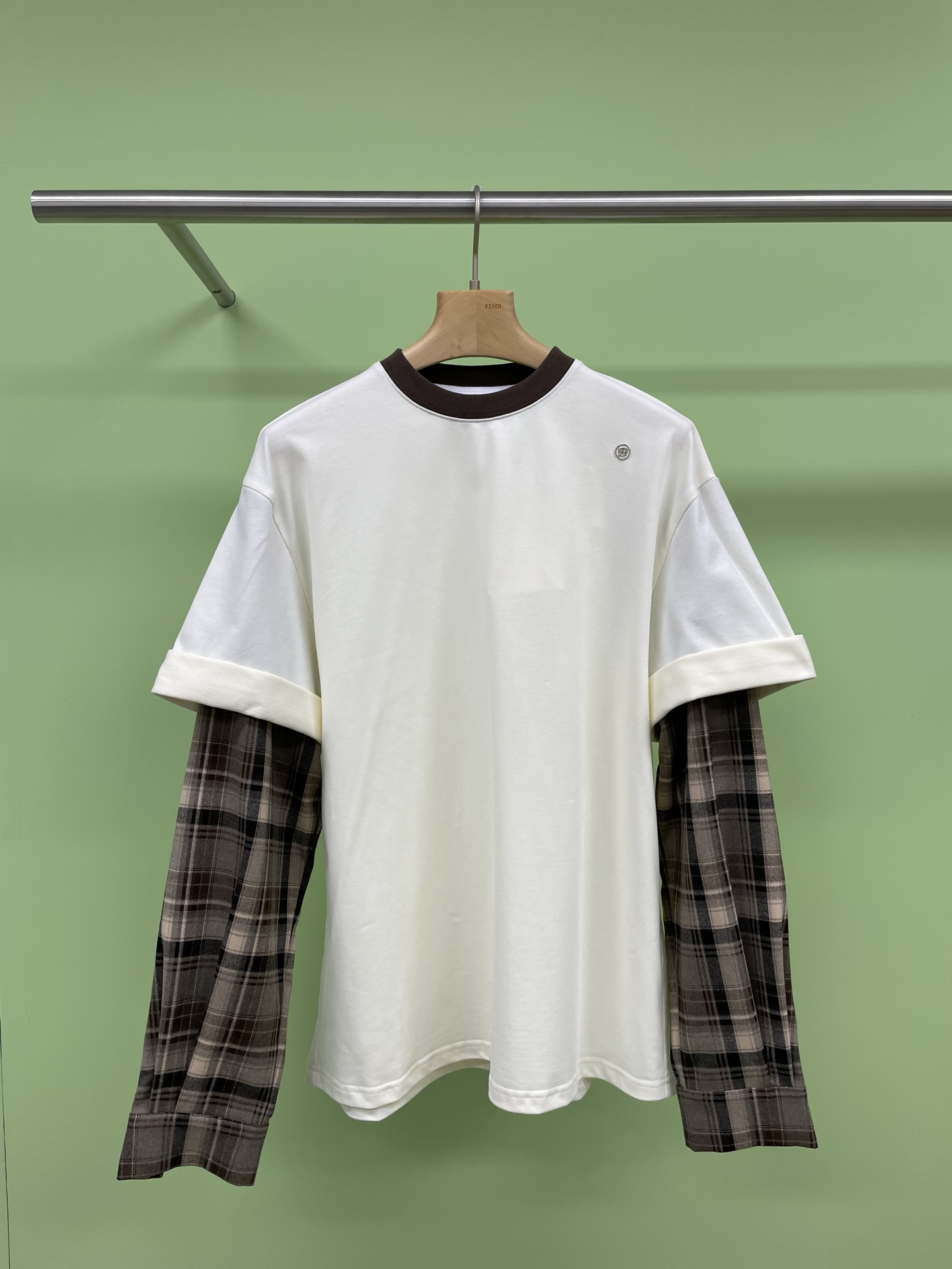 NO:315028,UHOOWU designer brand fake two-piece plaid long-sleeved T-shirt, you must not miss two-piece fake ones, you must not miss the favorite plaid shirt sleeve base shirt. The plaid elements basically have an unlimited shelf life, combining sports exquisite sports style and new school style, which is completely ideal for fashionable and casual. The whole set of style is lazy and casual, with high comfort. It is very top-notch for autumn and winter wear, and it is definitely a set that you can't put down. SML, Shirts, Tees, t-shirt, alexander wang19860909UHOOWU设计师品牌假两件格子长袖T恤,你绝不能错过的假两件,你绝不能错过的最爱的格纹衬衫袖打底衫,格纹元素基本上拥有无限保质期,结合了sporty精致运动风和新派学院风结合,完全就是时髦休闲的理想选择,整套版型上身慵懒又随性,舒适度敲高,秋冬穿都是很顶级的,绝对让你爱不释手的一套. 码数SML,,shirts,tees，t-shirt,alexander wang,Women's clothing