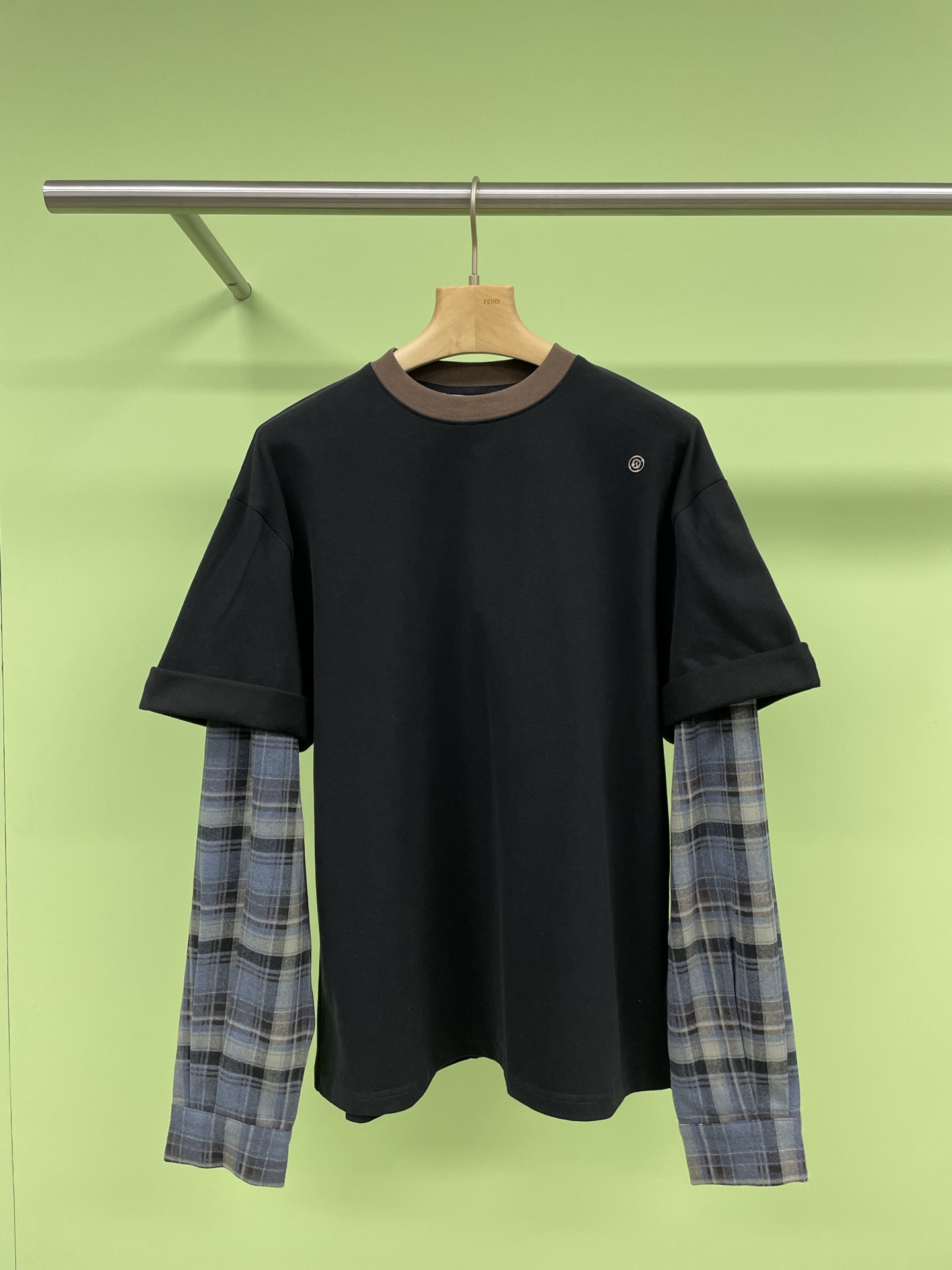 NO:315034,UHOOWU designer brand fake two-piece plaid long-sleeved T-shirt, you must not miss two-piece fake ones, you must not miss the favorite plaid shirt sleeve base shirt. The plaid elements basically have an unlimited shelf life, combining sports exquisite sports style and new school style, which is completely ideal for fashionable and casual. The whole set of style is lazy and casual, with high comfort. It is very top-notch for autumn and winter wear, and it is definitely a set that you can't put down. SML, Shirts, Tees, t-shirt, alexander wang19860909UHOOWU设计师品牌假两件格子长袖T恤,你绝不能错过的假两件,你绝不能错过的最爱的格纹衬衫袖打底衫,格纹元素基本上拥有无限保质期,结合了sporty精致运动风和新派学院风结合,完全就是时髦休闲的理想选择,整套版型上身慵懒又随性,舒适度敲高,秋冬穿都是很顶级的,绝对让你爱不释手的一套. 码数SML,,shirts,tees，t-shirt,alexander wang,Women's clothing