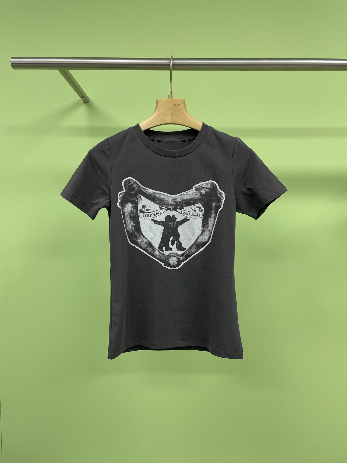 NO:315026,OPEN YY designer brand 25 early spring hug love short sleeves, the classic shoulder-fitting style just satisfies the casual and comfortable feeling, and the shoulder lines have also been modified to make your shoulders look thinner. The two-color style has a pretty sweet and cool feeling, and is especially suitable for small skirts or shorts. The gray-toned base color and love pattern are simply too loving. The short sleeves are round neck straight shoulder cut, and they are just right-angle shoulder feel when you wear them, which makes you look thinner and slim. The regular short sleeve length can cover the flesh of the arms, cover the flesh and hide the belly without being close to the body, pure cotton fabric, high-strength cloth texture, fixed yarn, embracing love is very recognizable, combined with various fashionable items or elements, and matched with simple bottoms, which makes it very urban and casual and comfortable. SML, skirts, shorts, T-shirt, alexander wang19860909OPEN YY设计师品牌25早春抱抱爱心短袖,经典的合肩版型,刚好满足休闲又舒服的感觉,肩部线条也做了修饰,让你的肩膀看上去更加瘦削,两色款自带俏丽甜酷的千金感,而且尤其适合配小裙子或短裤,灰色调调的底色搭配爱心图案简直不要太有爱,短袖是圆领正肩剪裁,随便穿都是直角肩感觉,显薄显瘦,常规短袖长度,可遮手臂肉肉,遮肉藏肚子不贴身,纯棉面料,高支高密的布面纹理,定织纱线,拥抱爱心非常有辨识度,和各种时髦单品或者元素结合,搭配简单的下装,很有城市随性又舒服的感觉. 码数SML,,skirts,shorts,T-shirt,alexander wang,Women's clothing