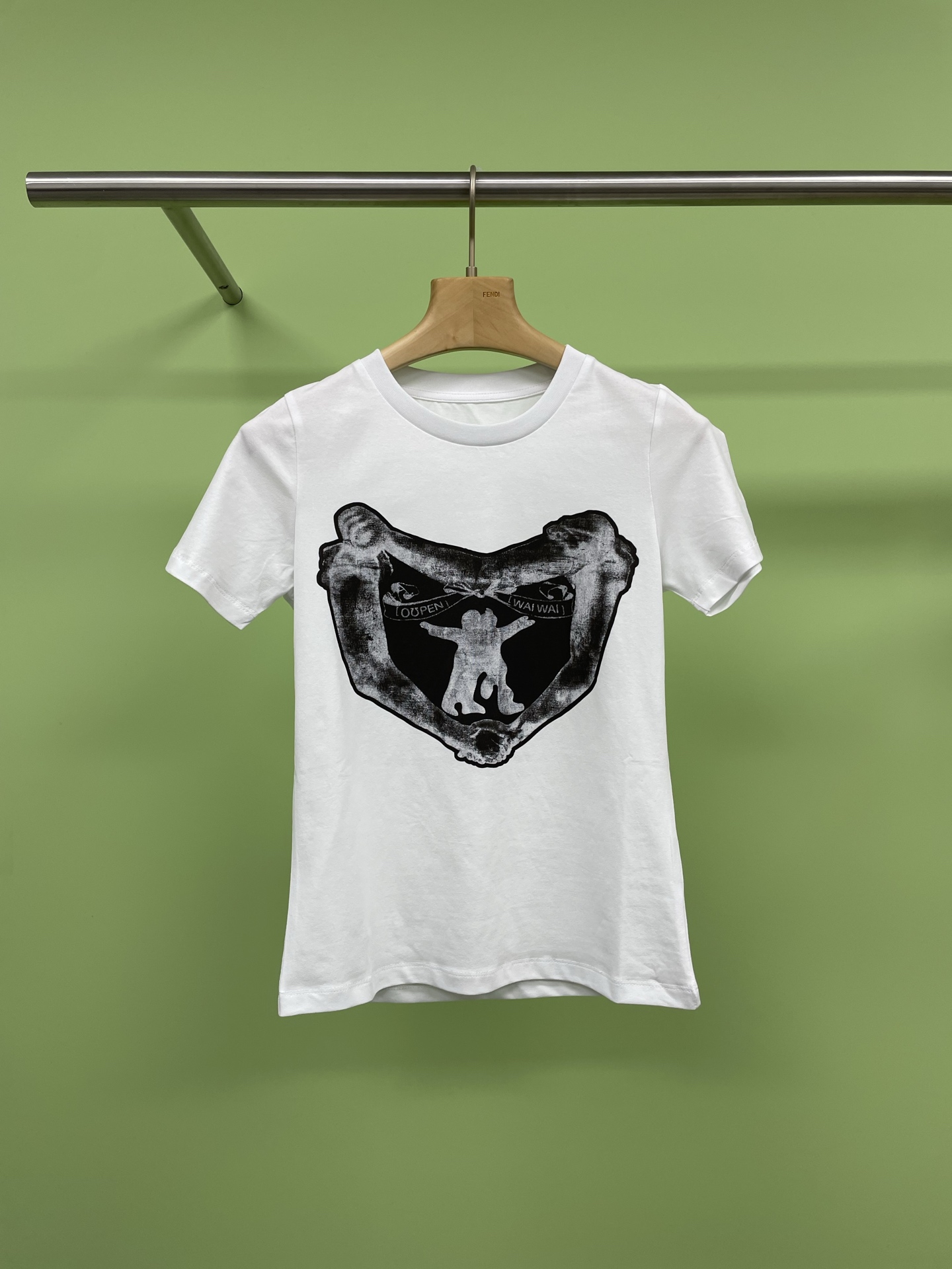 NO:315049,OPEN YY designer brand 25 early spring hug love short sleeves, the classic shoulder-fitting style just satisfies the casual and comfortable feeling, and the shoulder lines have also been modified to make your shoulders look thinner. The two-color style has a pretty sweet and cool feeling, and is especially suitable for small skirts or shorts. The gray-toned base color and love pattern are simply too loving. The short sleeves are round neck straight shoulder cut, and they are just right-angle shoulder feel when you wear them, which makes you look thinner and slim. The regular short sleeve length can cover the flesh of the arms, cover the flesh and hide the belly without being close to the body, pure cotton fabric, high-strength cloth texture, fixed yarn, embracing love is very recognizable, combined with various fashionable items or elements, and matched with simple bottoms, which makes it very urban and casual and comfortable. SML, skirts, shorts, T-shirt, alexander wang19860909OPEN YY设计师品牌25早春抱抱爱心短袖,经典的合肩版型,刚好满足休闲又舒服的感觉,肩部线条也做了修饰,让你的肩膀看上去更加瘦削,两色款自带俏丽甜酷的千金感,而且尤其适合配小裙子或短裤,灰色调调的底色搭配爱心图案简直不要太有爱,短袖是圆领正肩剪裁,随便穿都是直角肩感觉,显薄显瘦,常规短袖长度,可遮手臂肉肉,遮肉藏肚子不贴身,纯棉面料,高支高密的布面纹理,定织纱线,拥抱爱心非常有辨识度,和各种时髦单品或者元素结合,搭配简单的下装,很有城市随性又舒服的感觉. 码数SML,,skirts,shorts,T-shirt,alexander wang,Women's clothing