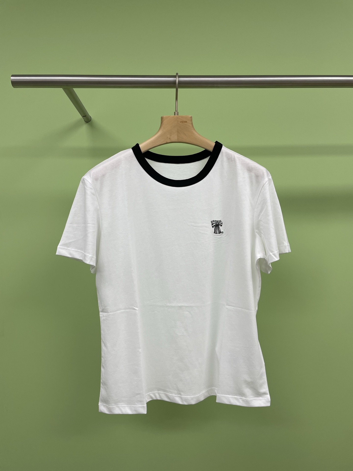 NO:313642,Acne Studios White and Black Bow T-shirt is a must-have for hot girls. This black and white two-color bow printed T-shirt is really lovely at first sight. The short design perfectly shows your waistline and can easily control any bottom. Speaking of whitening, this T-shirt is definitely your favorite. The black and white tone plus exquisite bow prints are high-end no matter how you look at it, not to mention this high-end feeling. The loose style and simple prints can be easily controlled by fat girls or hot girls. Wear it inside and outside, and do whatever you want. Whether it is daily going out or dating, it can become your fashion plus point. When you wear it, you will be the pure and lustful girl with sweetness and high-end sense. SML, acne studios, dior, tees, t-shirt, alexander wang19860909Acne Studios白黑蝴蝶结T恤 辣妹必备款,这款黑白双色蝴蝶结印花T恤,真的让人一见倾心,短款设计,完美展现你的腰线,任何下装都能轻松驾驭,说到显白,这件T恤绝对是你的心头好,黑白色调加上精致的蝴蝶结印花,怎么看都高级,更别提这股高级感了,宽松的版型配上简约的印花,无论是胖妹妹还是辣妹,都能轻松驾驭,内搭外穿,随心所欲,无论是日常出街还是约会聚会,它都能成为你的时尚加分项,穿上它你就是那个又纯又欲,兼具甜美和高级感的女孩. 码数SML,,acne studios,dior,tees，t-shirt,alexander wang,Women's clothing