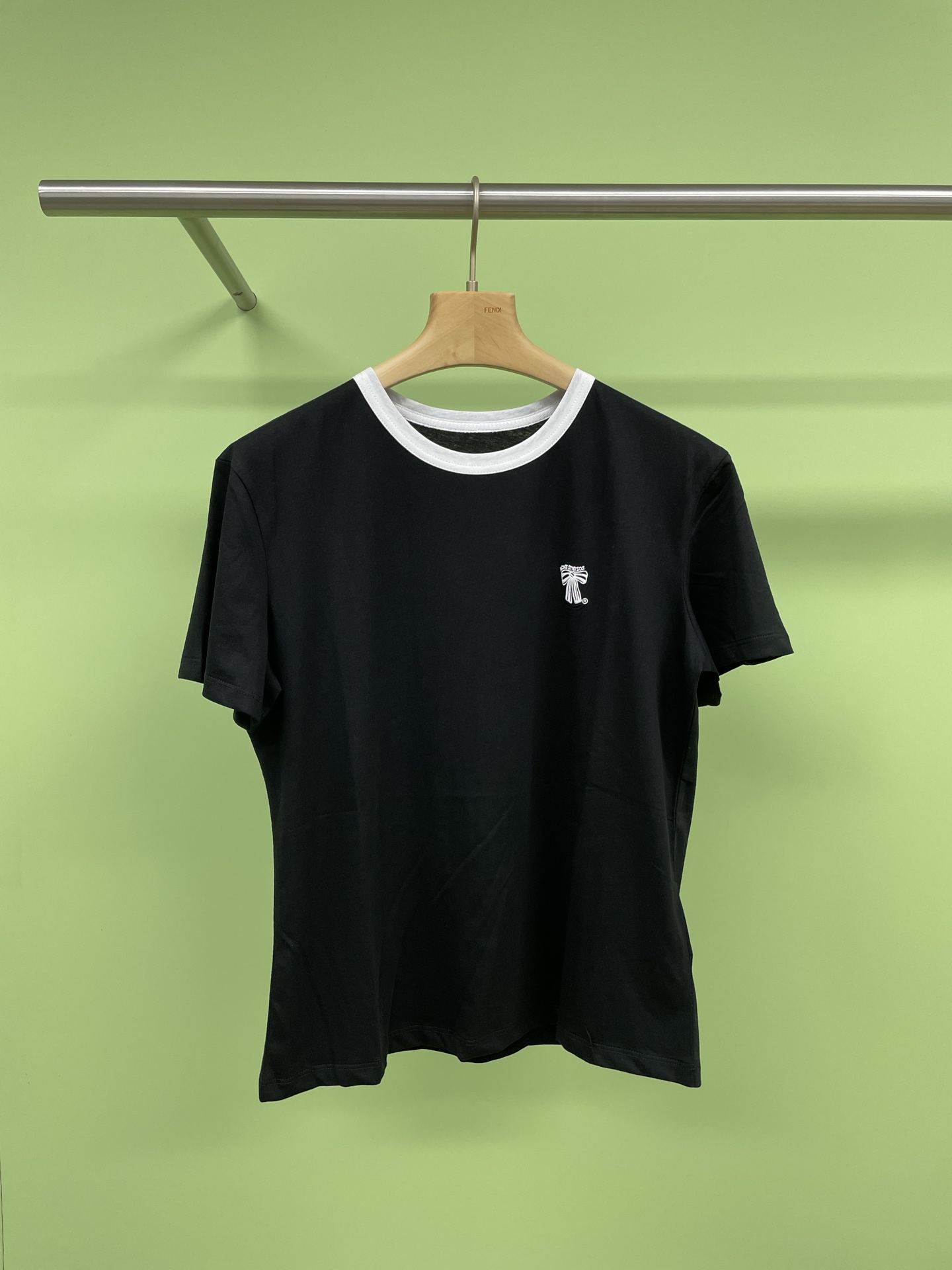 NO:313638,Acne Studios White and Black Bow T-shirt is a must-have for hot girls. This black and white two-color bow printed T-shirt is really lovely at first sight. The short design perfectly shows your waistline and can easily control any bottom. Speaking of whitening, this T-shirt is definitely your favorite. The black and white tone plus exquisite bow prints are high-end no matter how you look at it, not to mention this high-end feeling. The loose style and simple prints can be easily controlled by fat girls or hot girls. Wear it inside and outside, and do whatever you want. Whether it is daily going out or dating, it can become your fashion plus point. When you wear it, you will be the pure and lustful girl with sweetness and high-end sense. SML, acne studios, dior, tees, t-shirt, alexander wang19860909Acne Studios白黑蝴蝶结T恤 辣妹必备款,这款黑白双色蝴蝶结印花T恤,真的让人一见倾心,短款设计,完美展现你的腰线,任何下装都能轻松驾驭,说到显白,这件T恤绝对是你的心头好,黑白色调加上精致的蝴蝶结印花,怎么看都高级,更别提这股高级感了,宽松的版型配上简约的印花,无论是胖妹妹还是辣妹,都能轻松驾驭,内搭外穿,随心所欲,无论是日常出街还是约会聚会,它都能成为你的时尚加分项,穿上它你就是那个又纯又欲,兼具甜美和高级感的女孩. 码数SML,,acne studios,dior,tees，t-shirt,alexander wang,Women's clothing