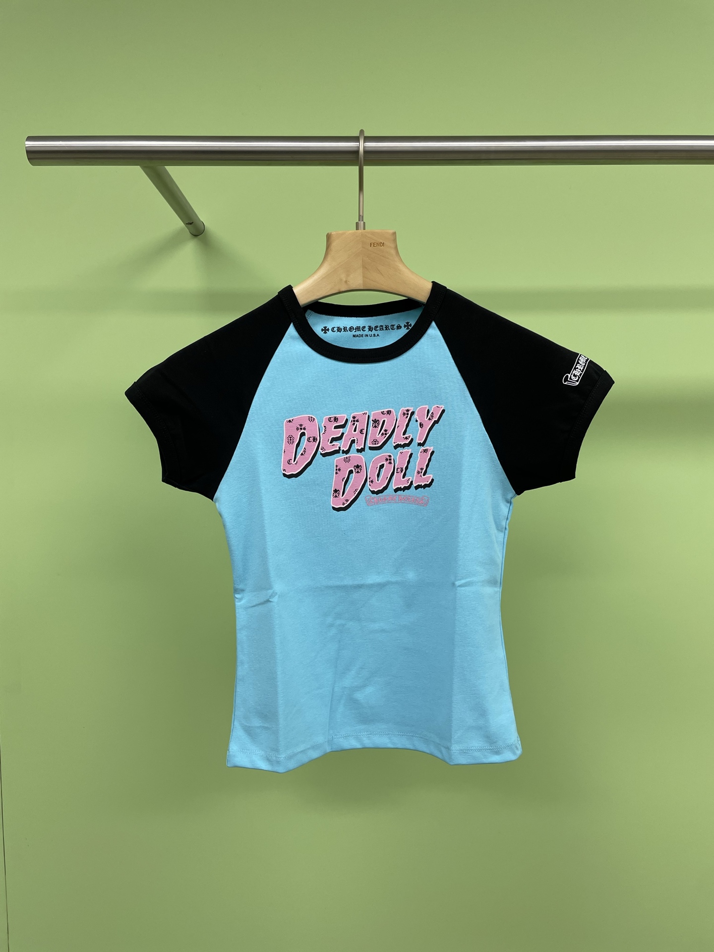 NO:313634,ChromeHearts Crowxin's co-branded deadlydoll contrasting short-sleeved T-shirt, sweet and spicy girls' group style short tee rattle sleeves make you look slim, hot girls have already entered summer 5G per person, short slim fit style, highlighting the figure and easily wearing it out with a slim waist, staggered letter prints on the chest to increase American retro feel, firmly grasp the key points of street fashion look, breaking the monotonous contrasting rattle sleeves effectively modify the shoulder lines, can be worn inside or alone, get long legs in minutes, it is really hard for small girls not to love. SML, chrome hearts, chrome hearts, T-shirt, tees, t-shirt, alexander wang19860909ChromeHearts克罗心联名deadlydoll撞色短袖T恤,甜辣女团风短tee插肩袖好显瘦,辣妹们已人均5G入夏,短款修身版型,凸显身材轻松穿出小蛮腰,胸前错落字母印花增加美式复古感,稳稳拿捏街头时髦look要点,打破单调的撞色插肩袖 有效修饰肩部线条,可内搭也可单穿,分分钟get大长腿,小个子女生真的很难不爱. 码数SML,,chrome hearts,chrome hearts,T-shirt,tees，t-shirt,alexander wang,Women's clothing