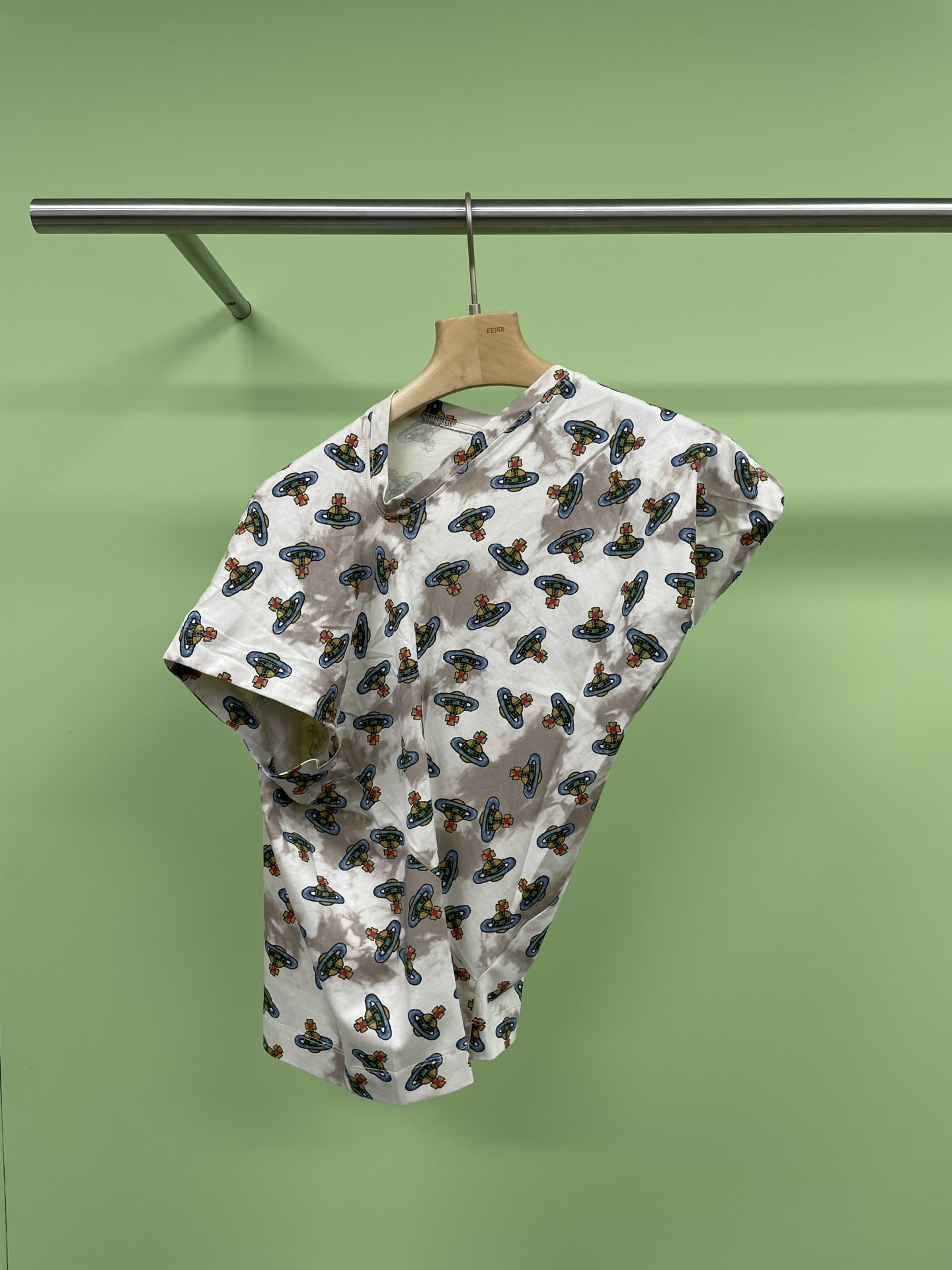 NO:313630,The Queen Mother of the West is super personalized, wrinkled asymmetrical design of Saturn printed T-shirts, a must-have three-dimensional flower T-shirt in summer. How can a refreshing T-shirt be missing in summer outfits? This three-dimensional short-sleeved T-shirt is definitely a must-have item in your closet. The length of the clothes is short, perfectly showing your waistline. Tall girls can also easily control it. The fabric is made of high-quality pure cotton, which is comfortable and breathable. No matter how hot the summer is, you are not afraid of stuffiness. The simple and modern style can easily hold the fashion sense of the whole summer with any bottom. The combination of ins style and artistic sense makes this T-shirt not only practical, but also an artwork that can enhance your taste. The short-sleeved sleeve length just covers the small flesh that just covers the arms, making your summer look more refreshing. A hot design, wear it, you can easily become the focus of fashion, suitable for women of all ages. Let this T-shirt start our fashion journey this summer.  Code number XS S M, T-shirt,tees,t-shirt,alexander wang19860909西太后超个性褶皱不对称设计土星印花T恤,夏日必备立体花朵T恤,夏季穿搭怎能少了一件清爽的T恤呢,这款立体短袖T绝对是你衣橱里的必备单品,衣长是短款的设计,完美展现你的腰线,高挑妹子也能轻松驾驭,面料选用优质纯棉,穿着舒适透气,再热的夏天也不怕闷热,简约现代的风格,搭配任何下装都能轻松hold住整个夏天的时尚感,ins风和艺术感的结合,让这件T恤不仅实用,更是一件能提升你品味的艺术品,短袖的袖长,刚好遮住手臂的小肉肉,让你的夏日造型更加清爽,爆款设计,穿上它,你就能轻松成为时尚焦点,适合各种年龄层的女性,这个夏天让这款T恤开启我们的时尚之旅吧. 码数XS S M,,T-shirt,tees，t-shirt,alexander wang,Women's clothing