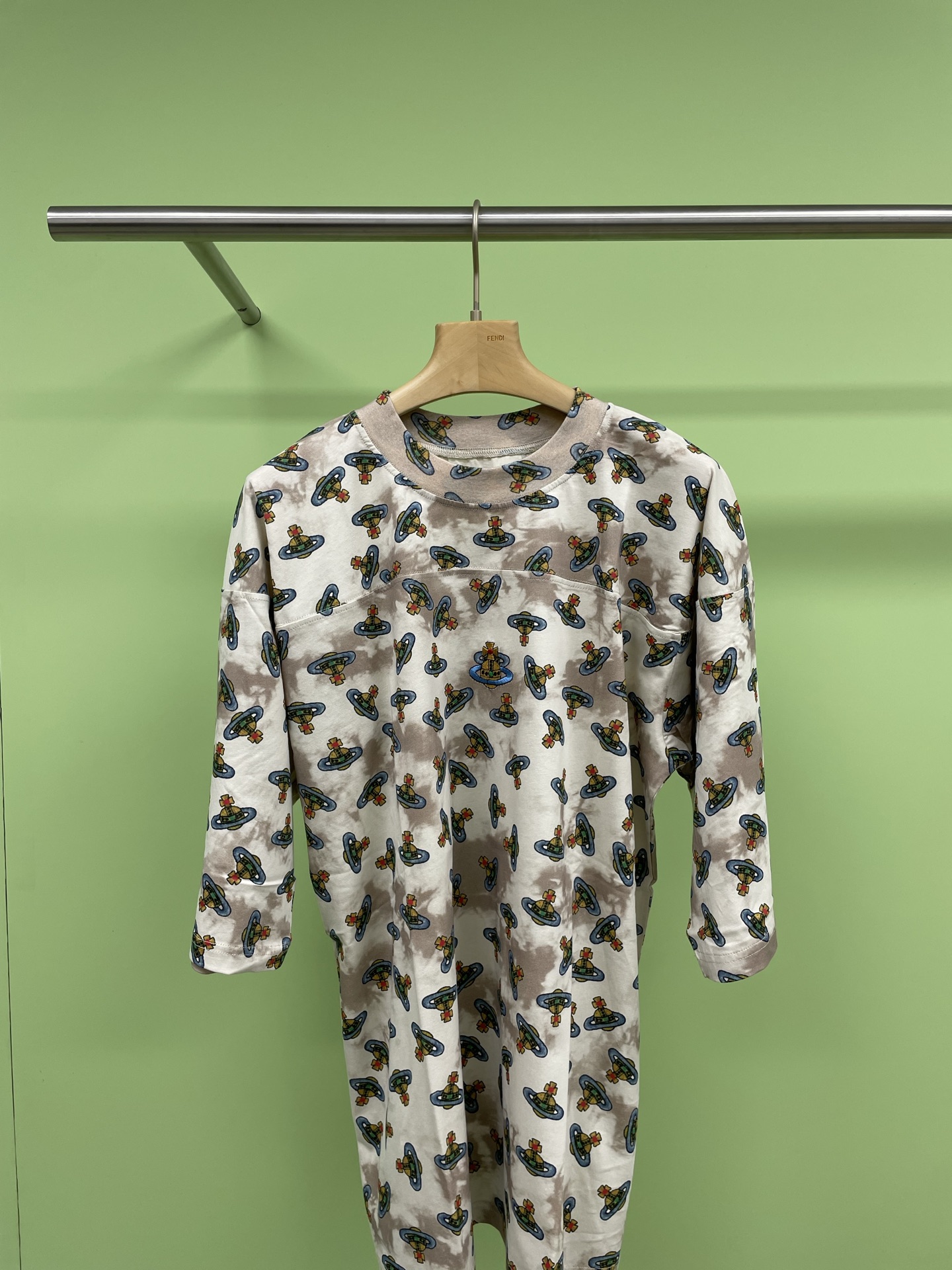 NO:314376,The new Saturn printed five-minute sleeve T-shirt in summer, must-have northern trendy T-shirt in summer. Are you also looking for a short-sleeved T-shirt that is comfortable and fashionable in hot summer? This cute short-sleeved T-shirt is made of heavy pure cotton material. The print is watermark with excellent breathability, allowing you to stay refreshed in hot summer. The threaded neckline is customized with 1 to 1 threads, two-plate double stitching, no shrinkage and no deformation, good cotton selection, which creates a soft and delicate skin texture, allowing you to stand out, and it is long-lasting and durable. The overall simple and exquisite style is the upper body. After countless times of adjustment, the upper body shows the style of the style, the trend is full of slimming and 