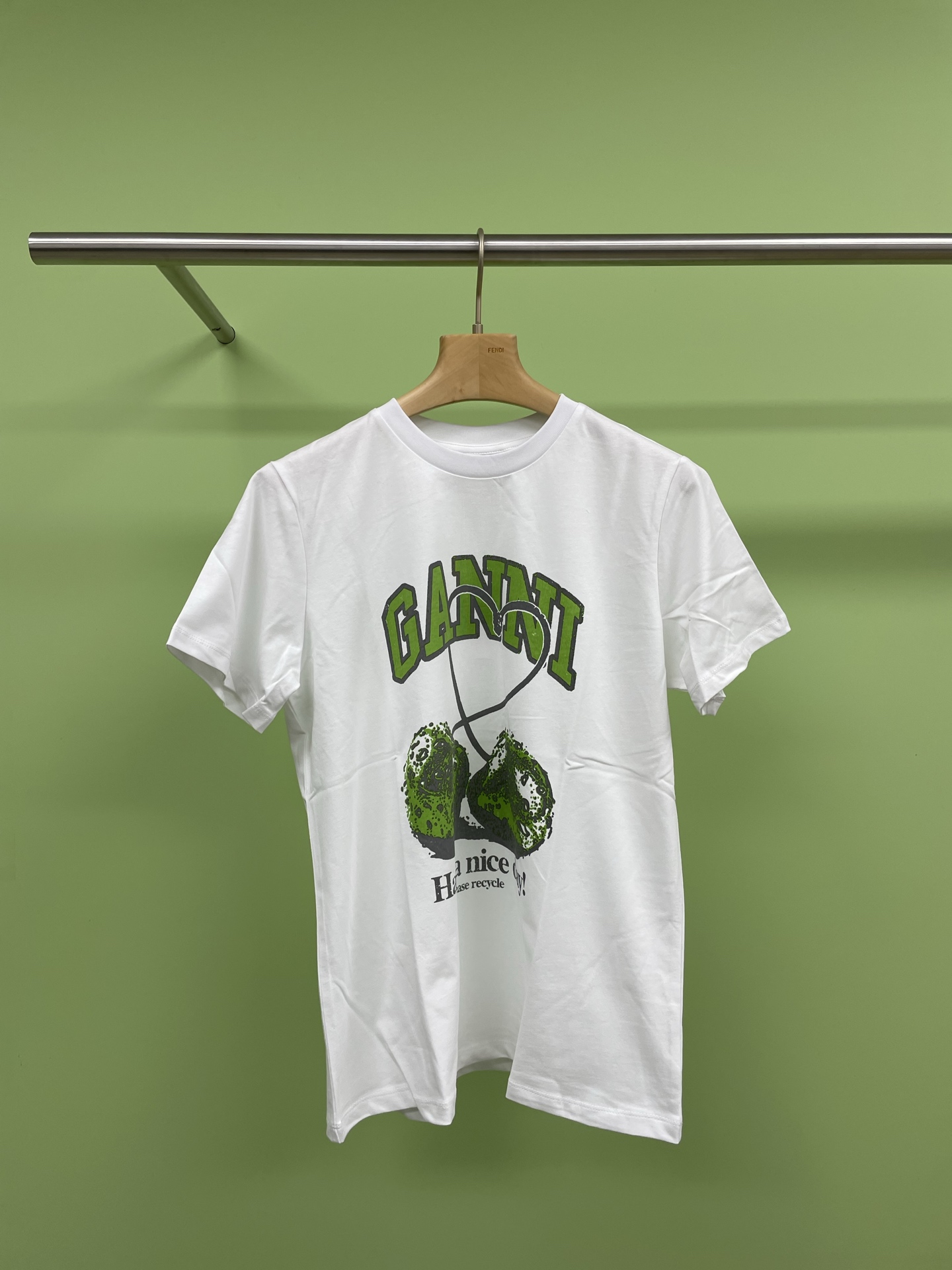 NO:314375,GANNI designer brand water soft cotton fruit series casual loose short-sleeved T-shirt, spring and summer continues the cute fruit style, cute cherry fruit pattern, matched with ice American latte to create a sweet and spicy American casual style, try it on and feels breathable and comfortable, very skin-friendly, like loose board shape, rolling up the sleeves will look more fashionable, loose straight-tube style, interpreting a variety of girlish feeling, the front pattern is clearly visible, exquisite and comfortable, and the clear and watery strawberry, banana, raspberry, plum, combined with the solid body, the smooth straight cut combined with unique recognition makes the whole more playful and cute, and whether it is worn inside or alone, it presents a girl-like fresh and lively style. SML, T-shirt,tees, t-shirt, alexander wang19860909GANNI设计师品牌水柔棉水果系列休闲宽松短袖T恤,春夏延续可爱的水果风格,可爱的cherry水果图案,搭配冰美式拿铁色碰撞出甜辣的美式休闲风格,试穿感觉透气舒适,很亲肤,喜欢宽松板型,袖子挽起来会显得更时尚,宽松直筒版型,诠释了多种多样的少女感,前幅纹路清晰可见,精致舒服,剔透水灵的草莓、香蕉、树莓、李子,与纯色大身组合在一起,直筒流畅剪裁结合独特辨识度,让整体多了几分俏皮可爱,无论内搭或单穿都呈现出少女般清新活泼的风格. 码数SML,,T-shirt,tees，t-shirt,alexander wang,Women's clothing