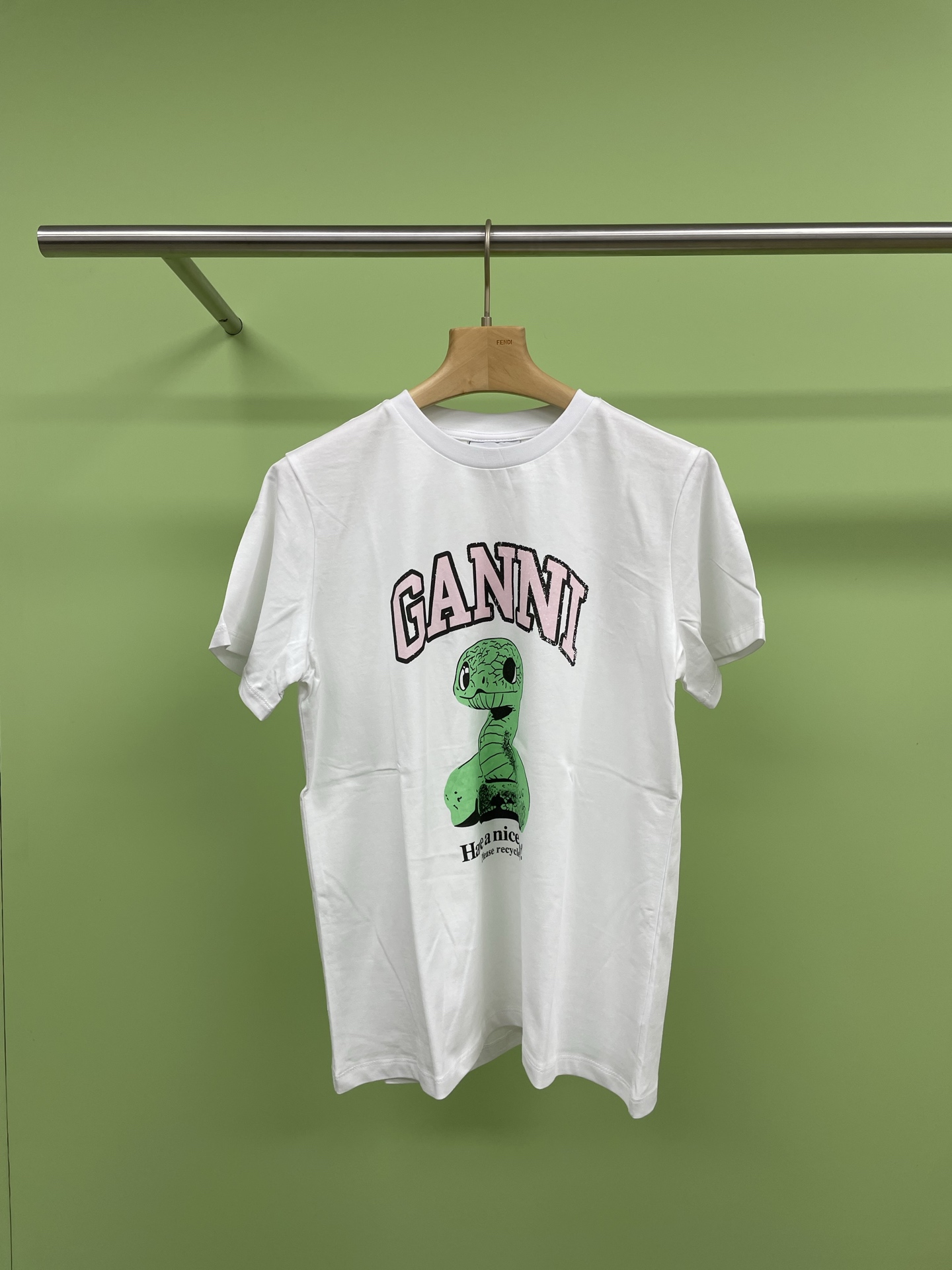 NO:314380,GANNI basic small green snake pattern loose T-shirt, large format printing, dense gray, delicate and vivid printing, spray dyeing technology, small snake pattern is not rigid at all, overall youthful and energetic, full of fashionable feeling, pure cotton material, soft, light and drooping, almost no weight on the upper body, the texture is very high-end, the body is a basic round neck style, loose style, not picky on the body, daily casual and versatile and easy to wear, you can wear casually, overalls, shorts, casual pants, and no mistakes, and you can wear it in the inner wear. SML, shorts, tees, t-shirt, alexander wang19860909GANNI基础款小绿蛇图案宽松T恤,大幅面印花,密度灰常细密,印花细腻生动,喷染技术,小蛇的图案一点也不刻板,整体都很青春活力,时髦感满满,纯棉材质,柔软轻薄有垂感,上身几乎没有重量,质感很显高级,衣身是基础圆领款,宽松版型,不挑身型,日常休闲百搭又好穿,随便搭、背带裤、短裤、休闲裤、怎么穿都不会错,做内搭也可以. 码数SML,,shorts,tees，t-shirt,alexander wang,Women's clothing