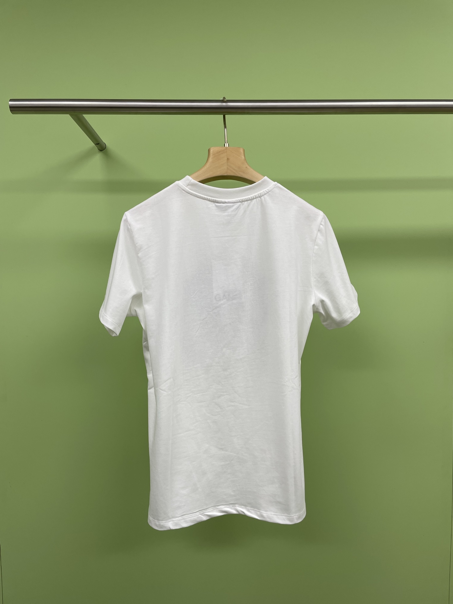 NO:314384,GANNI embroidered bow T-shirt, summer is coming, is there one T-shirt missing in your closet?  Today I recommend a super cute bow-letter embroidered T-shirt. It not only makes the ins popular, but also a must-have item for Korean wear. This T-shirt has a super texture, soft, cool and comfortable to wear. The white design is simple and elegant. Whether worn alone or as a base, it can be easily controlled. What makes people shine must be the letter embroidery on the chest. The exquisite embroidery instantly improves the whole dress. At the same time, the embellishment of the bow adds a bit of a girlish sweetness, and the age-reducing effect is full of weight. The loose style can be easily controlled no matter what the figure is, especially for sisters with small flesh on their arms. Wear it can easily hide the flesh and make the slimming effect. This T-shirt is a perfect choice for summer outfits, whether in terms of fabric, color, or design. Come and get one and make a fashionable essence.  SML, tees, t-shirt, alexander wang19860909GANNI刺绣蝴蝶结T恤,夏天来了,你的衣橱里还少一件T恤吗？今天给大家安利一款超级可爱的蝴蝶结字母刺绣T恤,它不仅在ins上火出圈,还是韩系穿搭的必备单品,这款T恤的质感超级棒,穿上身软软的、凉凉的,超级舒服,而且白色款设计简约大气,无论是单穿还是作为打底,都能轻松驾驭,让人眼前一亮的肯定是胸前的字母刺绣了,精致的刺绣让整件衣服瞬间提升了档次,同时蝴蝶结的点缀,增添了几分少女的甜美,减龄效果满分,宽松的样式无论身材如何都能轻松驾驭,特别是手臂上有小肉肉的姐妹们,穿上它就能轻松藏肉,显瘦效果杠杠的,这款T恤无论是从面料、颜色、还是设计上,都是夏日穿搭的完美选择,快来入手一件,做个时髦精吧. 码数SML,,tees，t-shirt,alexander wang,Women's clothing