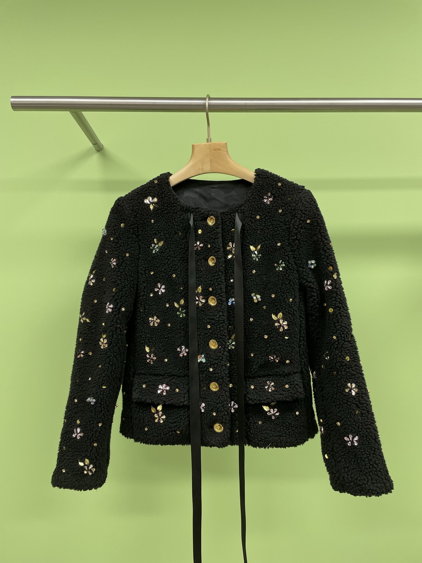 NO:315043,Chanel Haute Couture Hand-Belled Beaded Lambskin Jacket, a super heavy industry model that is expensive is hand-Belled Beads, single-breasted metal buckles, paired with strap bow design, pure heavy hand-embroidery sewn with flower beads and colored diamond embellishments, Teddy lamb fur, plush soft and glutinous texture, versatile and simple yet playful, single row heavy industry hollow round buckle in front of the collar is a fashion model that has been shaped by an enduring fashion model. The neckline bow tie decoration echoes the elegant and luxurious tone, and uses three-dimensional cut pocket edges as the design highlight. The details are full of details, the style is elegant and playful, and the matching is base, the small turtleneck sweater is very good, and the temperament and fashionable young ladies must be included. SML, chanel, jackets & coats, sweaters, alexander wang19860909Chanel高定手工钉珠羊羔绒外套,超级重工的一款贵就贵在手工钉珠,单排扣金属扣,搭配绑带蝴蝶结设计,纯重手工刺绣缝制加花朵钉珠珠片与彩钻点缀,泰迪羊羔毛,毛绒软糯肌理明显,百搭简约不失俏皮,襟前单排重工镂空圆扣更是塑造久经不衰的时尚典范,领口蝴蝶结系带装饰,呼应优雅奢华的基调,以立体裁剪口袋缘作为设计亮点,细节满分,风格雅致又有俏皮感,搭配打底,小高领毛衣都很好搭配,气质时髦小姐姐必入一. 码数SML,,chanel,jackets & coats,sweaters,alexander wang,Women's clothing