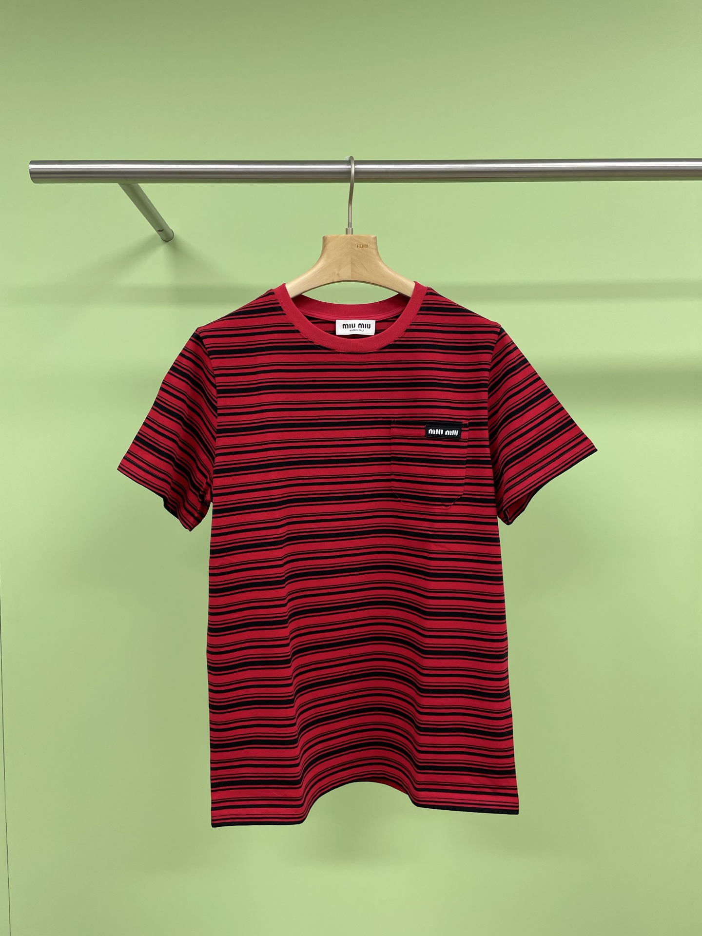 NO:315040,MiuMiu's new early spring style is coming, stir-fried logo embroidered striped T-shirt, hey, baby, what I want to plant grass for you today is the Miujia's new early spring style stir-fried logo embroidered striped T-shirt. This short-sleeved design feels amazing, casual and fashionable, and makes people fall in love with it at a glance. The highlights are here!  This T-shirt adopts a unique color stir-frying process, with bright colors, instantly sweeping out dullness. The logo embroidery is extremely exquisite, and every detail shows high quality. The striped elements are classics among classics, and can be easily controlled no matter what they match. SML, miumiu, T-shirt, tees, t-shirt, alexander wang19860909MiuMiu早春新款来袭,炒色logo刺绣条纹T恤,嘿宝贝们今天要给大家种草的是谬家早春新款炒色logo刺绣条纹T恤,这款短袖的设计感简直绝了,随性又不失时髦,让人一眼就爱上,亮点来了！这款T恤采用了独特的炒色工艺,色彩鲜明,瞬间扫除沉闷感,而且logo刺绣精致无比,每一个细节都彰显着高品质,条纹元素更是经典中的经典,无论搭配什么都能轻松驾驭. 码数SML,,miumiu,T-shirt,tees，t-shirt,alexander wang,Women's clothing