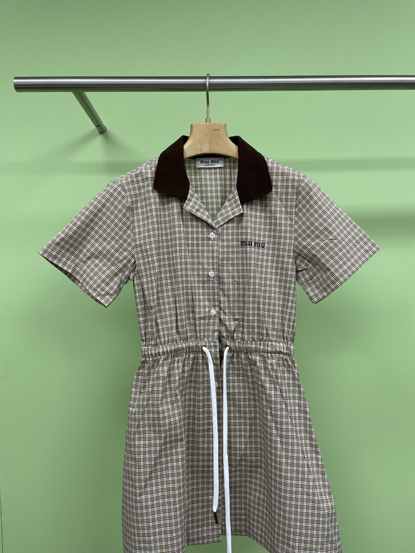 NO:315757,MiuMiu2025 new embroidered small letter lapel plaid waist-hugging dress, the fashionable embroidered small letters, with a logo and a sense of design, which is an unignorable charm!  The straight-fitting style is friendly, the upper body looks slim and covers the flesh. The pleated pleated skirt has a M-style girlish look. The classic khaki plaid design is fashionable and effortless. The lapel button is formal and short-sleeved outfit is light and comfortable. The whole piece is simple and tasteful. Daily outfit is actually very simple. Have you got it?  SML P, miumiu, skirts, T-shirt, alexander wang19860909MiuMiu2025新款刺绣小字母翻领格纹收腰连衣裙,刺绣小字母时尚的点缀艺术,有标识又有设计感,让人无法忽视的魅力！版型直筒友好,上身显瘦遮肉,压褶百褶裙摆好有M系少女感,经典的卡其色格纹设计时髦不费力,翻领开扣偏正式短袖装轻盈自在,整件简单有品味,日常穿搭其实很简单你get到了吗？ 码数SML P,,miumiu,skirts,T-shirt,alexander wang,Women's clothing