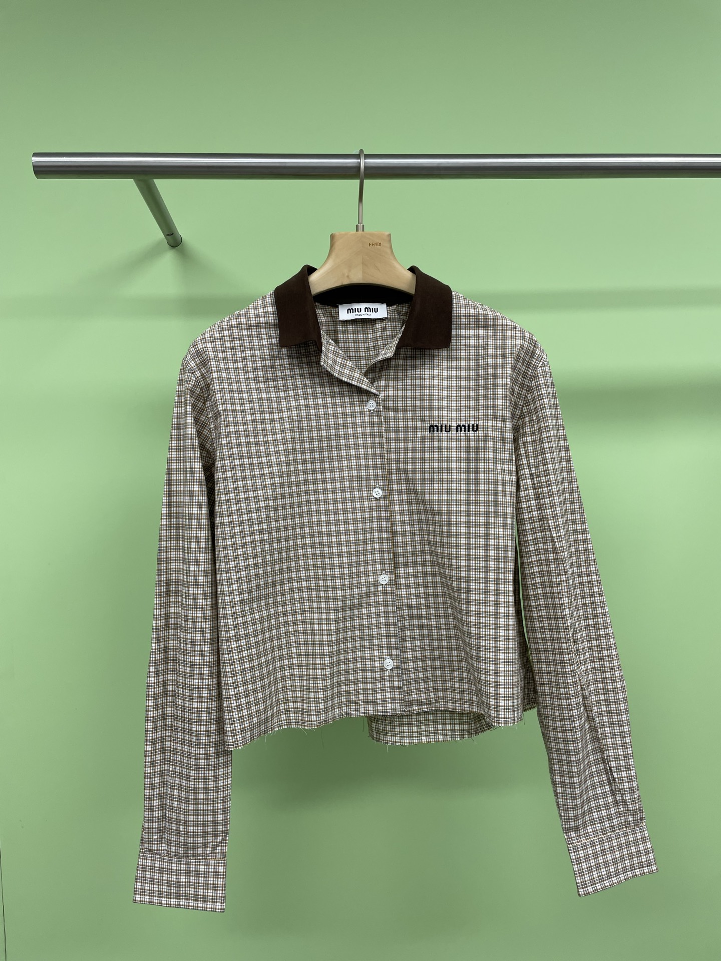 NO:315744,MiuMiu2025 new plaid long-sleeved shirt skirt suit, twill cotton material, soft, skin-friendly and comfortable, not easy to wrinkle, long-sleeved shirt skirt suit, the collar of the top is treated with brown contrast, forming a collision contrast with the body plaid, highlighting highlights, embroidery on the chest outlines the letter logo, adding a sweet and cute atmosphere, presenting the Miao-series exclusive well-behaved college style, matched with the skirts in the same series, the details of the logo echo up and down, the drawstring is elastic and adjustable casually, and it is easier to highlight the proportion advantages. The complete set is pure and full, and it is also great to match separately. SML tops,,miumiu, skirts,shirts,alexander wang19860909MiuMiu2025新品格纹长袖衬衫半裙套装,斜纹全棉材质,柔软亲肤舒适不易皱,长袖衬衫半裙套装,上衣领口作棕色撞色处理,与通体格纹形成碰撞对比,亮点突出,胸前刺绣勾勒字母徽标,增添甜美可爱气息,呈现缪系专属乖巧学院风格,搭配同系列半裙,徽标细节上下呼应,抽绳松紧随意调节更包容,轻松突出比例优势 成套穿搭清纯满分,分开搭配也是很赞. 码数SML 上衣,,miumiu,skirts,shirts,alexander wang,Women's clothing