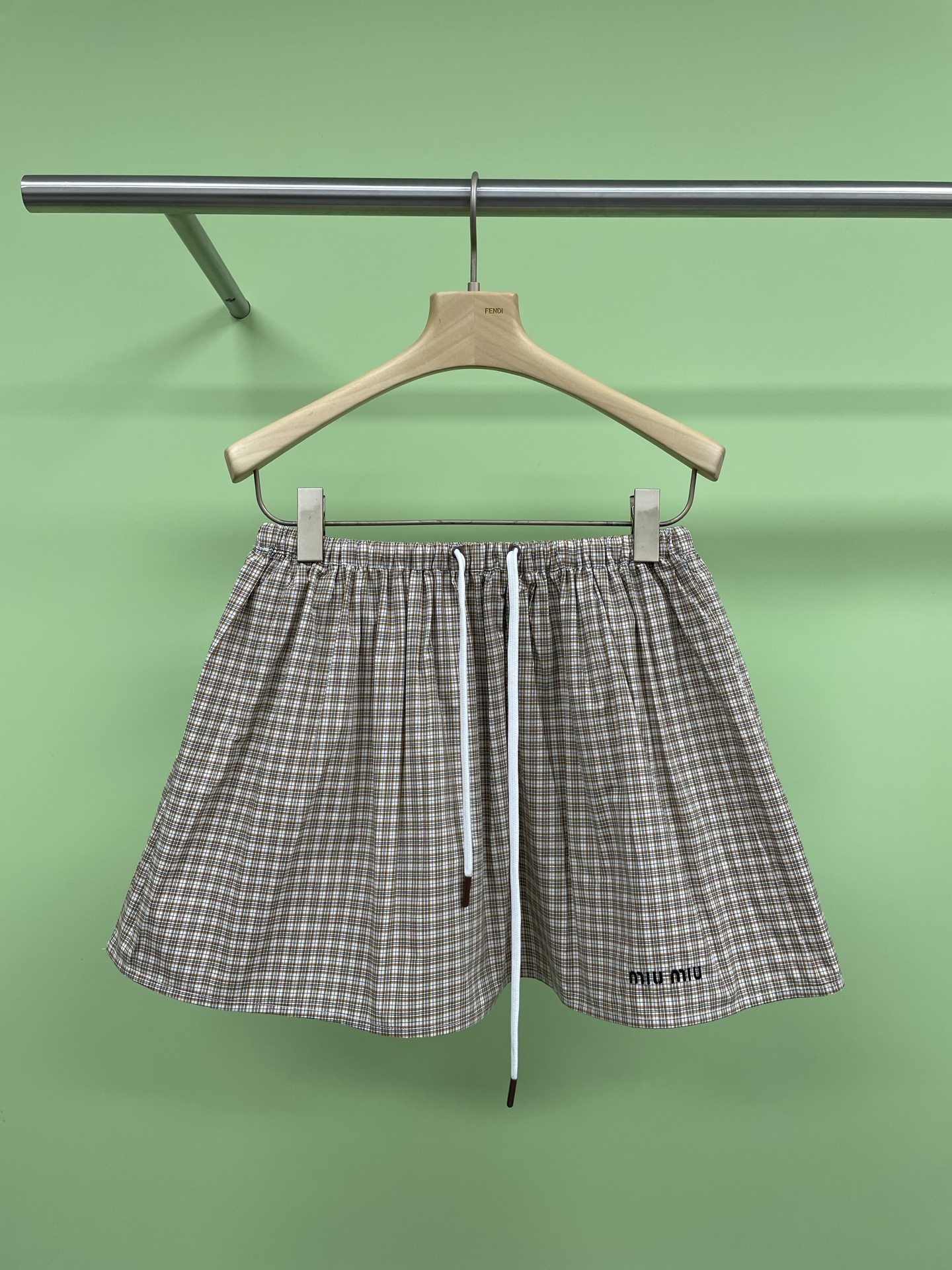 NO:315742,MiuMiu's new plaid long-sleeved shirt skirt suit, twill cotton material, soft, skin-friendly and comfortable, not easy to wrinkle, long-sleeved shirt skirt suit, the collar of the top is treated with brown contrast, forming a collision contrast with the body plaid, highlighting highlights, embroidery on the chest outlines the letter logo, adding a sweet and cute atmosphere, presenting the Miao-series exclusive well-behaved college style, matched with the same series skirt, the logo details echo up and down, the drawstring is elastic and adjustable casually, and it is easier to highlight the proportion advantages. The complete set is pure and full, and it is also great to match separately. SML Skirts,,miumiu, skirts,shirts,alexander wang19860909MiuMiu新品格纹长袖衬衫半裙套装,斜纹全棉材质,柔软亲肤舒适不易皱,长袖衬衫半裙套装,上衣领口作棕色撞色处理,与通体格纹形成碰撞对比,亮点突出,胸前刺绣勾勒字母徽标,增添甜美可爱气息,呈现缪系专属乖巧学院风格,搭配同系列半裙,徽标细节上下呼应,抽绳松紧随意调节更包容,轻松突出比例优势 成套穿搭清纯满分,分开搭配也是很赞. 码数SML 半裙,,miumiu,skirts,shirts,alexander wang,Women's clothing