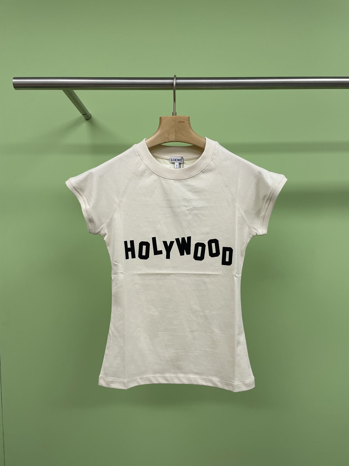 NO:315786,Loewe 2025 new cotton viscose Hollywood printed embroidered round neck short sleeves, design-like letter contrast, small slim fit and slim, to me, everyone says letter T-shirts are a must-have all year round, this embroidered T-shirt really needs to be bought with eyes closed, highlighting fashion and tone. One of the must-have items for fashion. Not only is it good inclusive, but it is high-end, fashionable and simple. The whole short sleeve is just right. The short sleeves are made of a short style SIZE to cover the flesh and make it look slimming. The classic round neck design is simple and generous. The edge design of the neckline and cuffs  It adds the overall retro feel, the upper body is full of Korean atmosphere, huge age-reducing, and the clean and neat style looks good when worn in daily life, and it is also highly inclusive of the body. This T-shirt really has the urge to travel to Los Angeles to skateboard in one second. You can feel comfortable to go out in a fashionable way when wearing it alone or layering every day. The fabric is soft and delicate, with a certain elasticity, and the upper body's skin feel is not tight and comfortable to move. The short design continues the style of the 10-dressing style. The upper body has the feel of American hot girls. It is more fashionable and brilliant when paired with this issue's skirt. It is casual and casual and free.  SML, loewe, loewe, skirts, T-shirt, tees, t-shirt, alexander wang19860909Loewe罗意威2025新款棉质粘胶好莱坞印花刺绣圆领短袖,设计感字母撞色,小个子修身显瘦,对我大家说字母T恤就是一年四季都要必备的,这款刺绣T恤真的要闭眼入手,凸显时髦与调性,时髦必备单品之一,不仅包容性好,上身高级又时髦简约经典,整件短袖是刚刚好的短款版型SIZE做成了蕞遮肉显瘦的程度,经典圆领设计,简约大方不挑人,领口和袖口的包边设计增加了整体的复古感,上身韩系氛围感满满,巨巨巨减龄,干净利落的版型敲日常谁穿谁好看,对身材的包容性也狠强,这款T恤真的有让人一秒穿越到洛杉矶滑滑板的冲动,日常单穿or叠穿都可以放心时髦出街,面料柔软细腻,有一定的弹力,上身肤感不紧绷活动自如敲舒服,短款设计延续佰搭风格,上身有美式辣妹的feel,搭配本期的半身裙更加时髦出彩,休闲随性又白搭. 码数SML,,loewe,loewe,skirts,T-shirt,tees，t-shirt,alexander wang,Women's clothing