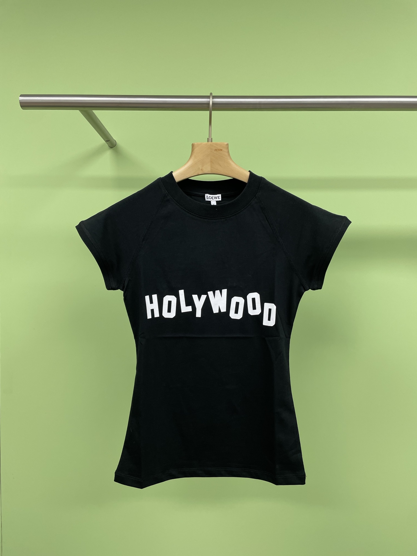 NO:315780,Loewe 2025 new cotton viscose Hollywood printed embroidered round neck short sleeves, design-like letter contrast, small slim fit and slim, to me, everyone says letter T-shirts are a must-have all year round, this embroidered T-shirt really needs to be bought with eyes closed, highlighting fashion and tone. One of the must-have items for fashion. Not only is it good inclusive, but it is high-end, fashionable and simple. The whole short sleeve is just right. The short sleeves are made of a short style SIZE to cover the flesh and make it look slimming. The classic round neck design is simple and generous. The edge design of the neckline and cuffs  It adds the overall retro feel, the upper body is full of Korean atmosphere, huge age-reducing, and the clean and neat style looks good when worn in daily life, and it is also highly inclusive of the body. This T-shirt really has the urge to travel to Los Angeles to skateboard in one second. You can feel comfortable to go out in a fashionable way when wearing it alone or layering every day. The fabric is soft and delicate, with a certain elasticity, and the upper body's skin feel is not tight and comfortable to move. The short design continues the style of the 10-dressing style. The upper body has the feel of American hot girls. It is more fashionable and brilliant when paired with this issue's skirt. It is casual and casual and free.  SML, loewe, loewe, skirts, T-shirt, tees, t-shirt, alexander wang19860909Loewe罗意威2025新款棉质粘胶好莱坞印花刺绣圆领短袖,设计感字母撞色,小个子修身显瘦,对我大家说字母T恤就是一年四季都要必备的,这款刺绣T恤真的要闭眼入手,凸显时髦与调性,时髦必备单品之一,不仅包容性好,上身高级又时髦简约经典,整件短袖是刚刚好的短款版型SIZE做成了蕞遮肉显瘦的程度,经典圆领设计,简约大方不挑人,领口和袖口的包边设计增加了整体的复古感,上身韩系氛围感满满,巨巨巨减龄,干净利落的版型敲日常谁穿谁好看,对身材的包容性也狠强,这款T恤真的有让人一秒穿越到洛杉矶滑滑板的冲动,日常单穿or叠穿都可以放心时髦出街,面料柔软细腻,有一定的弹力,上身肤感不紧绷活动自如敲舒服,短款设计延续佰搭风格,上身有美式辣妹的feel,搭配本期的半身裙更加时髦出彩,休闲随性又白搭. 码数SML,,loewe,loewe,skirts,T-shirt,tees，t-shirt,alexander wang,Women's clothing