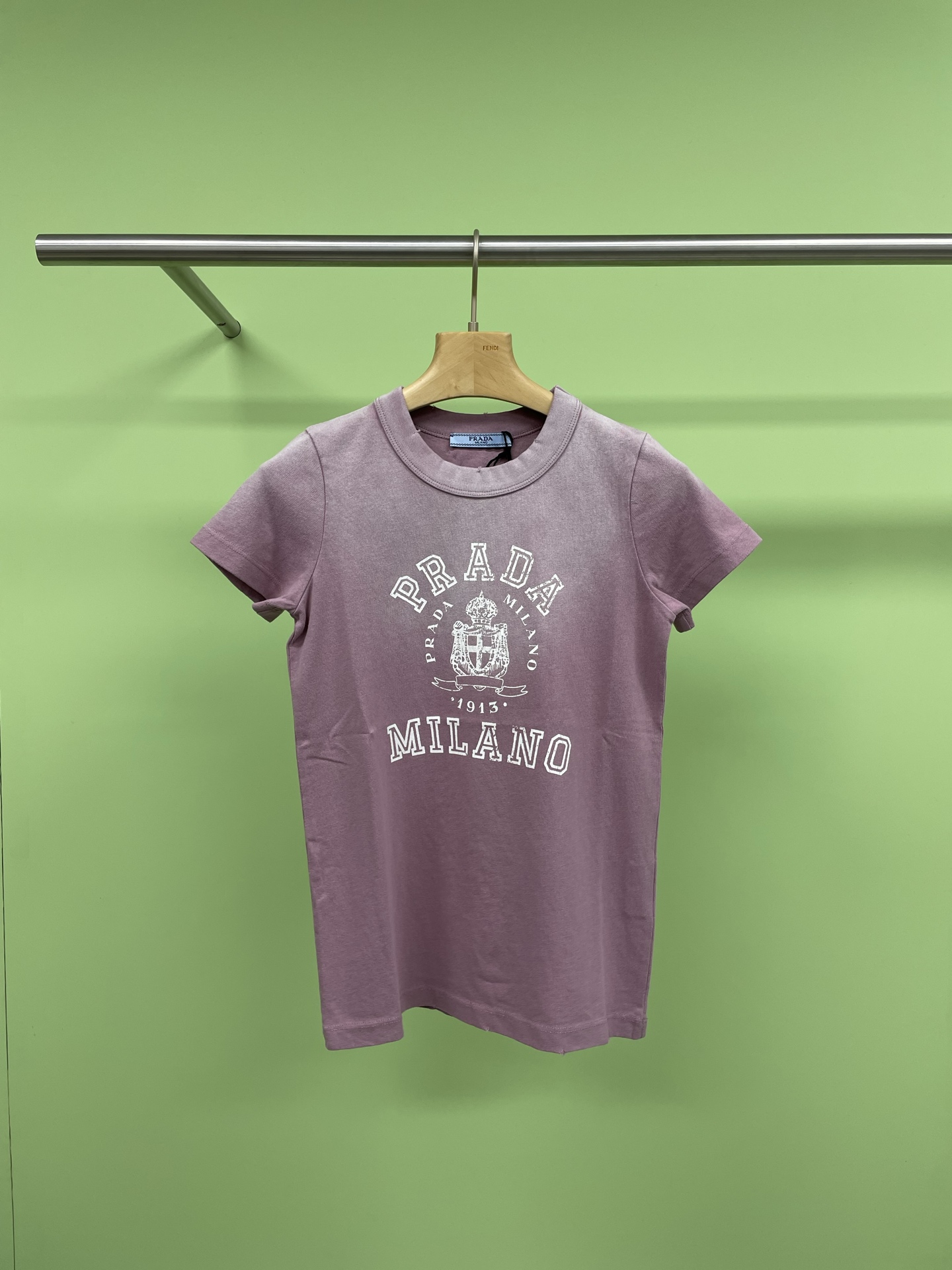 NO:315774,Prada 2025 spring and summer letter washing old short-sleeved T-shirt, organic cotton, fabric is very comfortable and breathable, it is not picky for everyday versatile short-sleeved styles, and it looks good when paired with any combination. Washed old styles, full of retro feel, small holes are a bit unruly, and can also be easily matched with various clothes. Daily wear is effortless, T-textured, and the overall color scheme is also very comfortable. The slim fit style will not make you look fat. You can wear it with a pair of jeans on the street. The cool feeling is the street flavor. You can wear it once. SML, prada, jeans, T-shirt, tees, t-shirt, alexander wang19860909Prada2025春夏字母水洗做旧短袖T恤,有机棉,面料很舒服透气 ,于日常百搭款短袖不挑人,随便搭配都好看,水洗做旧款,复古感十足,小破洞带点不羁,也能够轻松搭配各种衣服,日常穿搭毫不费力,T质感满满,整体配色也很舒服,修身版型不会显胖,日常出街搭配一条牛仔裤,很酷的那种感觉,街头味拿捏到位了穿次爱一次. 码数SML,,prada,jeans,T-shirt,tees，t-shirt,alexander wang,Women's clothing