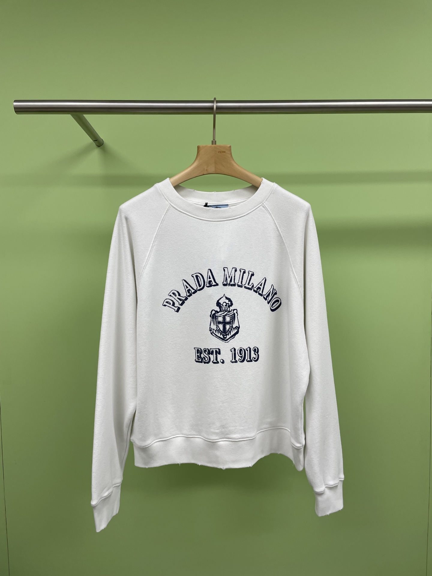 NO:315768,Prada 2025 spring letter printed sweatshirt, casual, age-reducing, warm and eye-catching, white skin is definitely a must-have this season, young and energetic, not picky, simple and literary style, three-dimensional letter printing on the chest, combines a variety of craftsmanship, very high-end, let you fall in love with it at a glance, and the printing color scheme is also a pleasing black and white combination. With the embellishment of letters, the ready-made garment is as simple as possible, and the round neck style is loose and straight cut. Whether it is the length of the clothes or the overall relaxed comfort, it is 10 points satisfactory. The silhouette is simple and smooth round neck design makes the simplicity more slender, and the curve is visible in the loose but not collapsed shape, which is very slim and covers the belly. Fashion and youthfulness coexist, and it is warm  It is easy to wear, comfortable and comfortable to feel natural, which is much better than ordinary sweatshirts. Whether you are casual or commuting, you can be cool, beautiful and free and easy. SML, prada, hoodie, sweatshirts, alexander wang19860909Prada2025春款字母印花卫衣,休闲减龄百搭保暖吸睛出挑,显肤白绝对是这季必入款,年轻活力又不挑人,一看简洁文艺范,胸前立体字母印花,集多种工艺集于一身,非常高阶,让你一眼就相中了它,而且印花配色也是养眼的黑白配,有了字母的点缀,成衣就尽量简约设计,圆领版型宽松立裁,无论是衣长还是整体松弛的舒适度,都10分令人满意,廓形简洁流畅圆领设计,让简洁中多了一些纤秀,在松而不垮的形中曲线感,婉约可见,非常显瘦遮肚子,时髦和青春大方并存,敲保暖 好穿、舒服、很安心的自然感,比寻常卫衣好出一大截,不论休闲还是通勤,都可以很飒很美很洒脱. 码数SML,,prada,hoodie,sweatshirts,alexander wang,Women's clothing