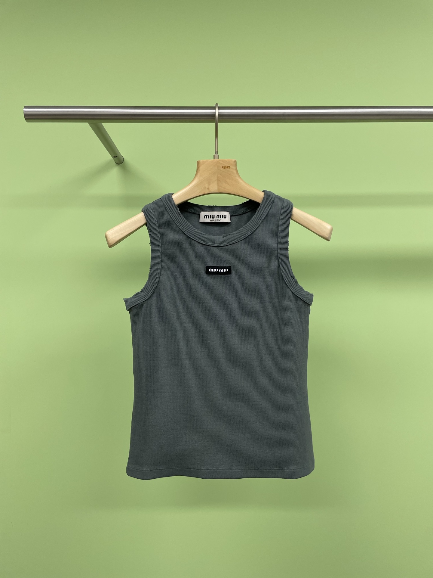 NO:315765,MiuMiu2025 spring washing and old letter logo inside, don’t buy “old man vest” anymore. Today I bring you this dark gray American high street retro washing and old casual sports vest, trendy brand spliced ​​vest sleeveless T-shirt loose vest, is simply a perfect combination of function and fashion, meeting the needs of different body types. The washing and old process makes the colors deeper and unique. The new 2025 model allows you to be at the forefront of trends. The splicing craftsmanship and loose design not only add a sense of layering, but also provides great comfort. Whether it is fitness or daily outfit, you can feel comfortable and confident. Whether it is matched with jeans or sports pants, this vest can easily become the focus. I sincerely recommend it to you who like trends and pay attention to comfort. SML, miumiu, jeans, tees, t-shirt, alexander wang19860909MiuMiu2025春款水洗做旧字母徽标内心,不要再买“老头背心”了,今天给大家带来的这款深灰色的美式高街复古水洗做旧休闲运动背心,潮牌拼接坎肩无袖T恤宽松背心,简直是功能与时尚的完美结合,满足不同体型的需求,水洗做旧工艺让颜色更加深邃,独具匠心,2025新款让你走在潮流前沿,拼接工艺和宽松的设计,不仅增添了层次感,还提供了极大的舒适度,无论是健身还是日常穿搭,都能让你自在自信,无论是搭配牛仔裤还是运动裤,这款背心都能让你轻松成为焦点,真诚推荐给喜欢潮流又注重舒适的你. 码数SML,,miumiu,jeans,tees，t-shirt,alexander wang,Women's clothing