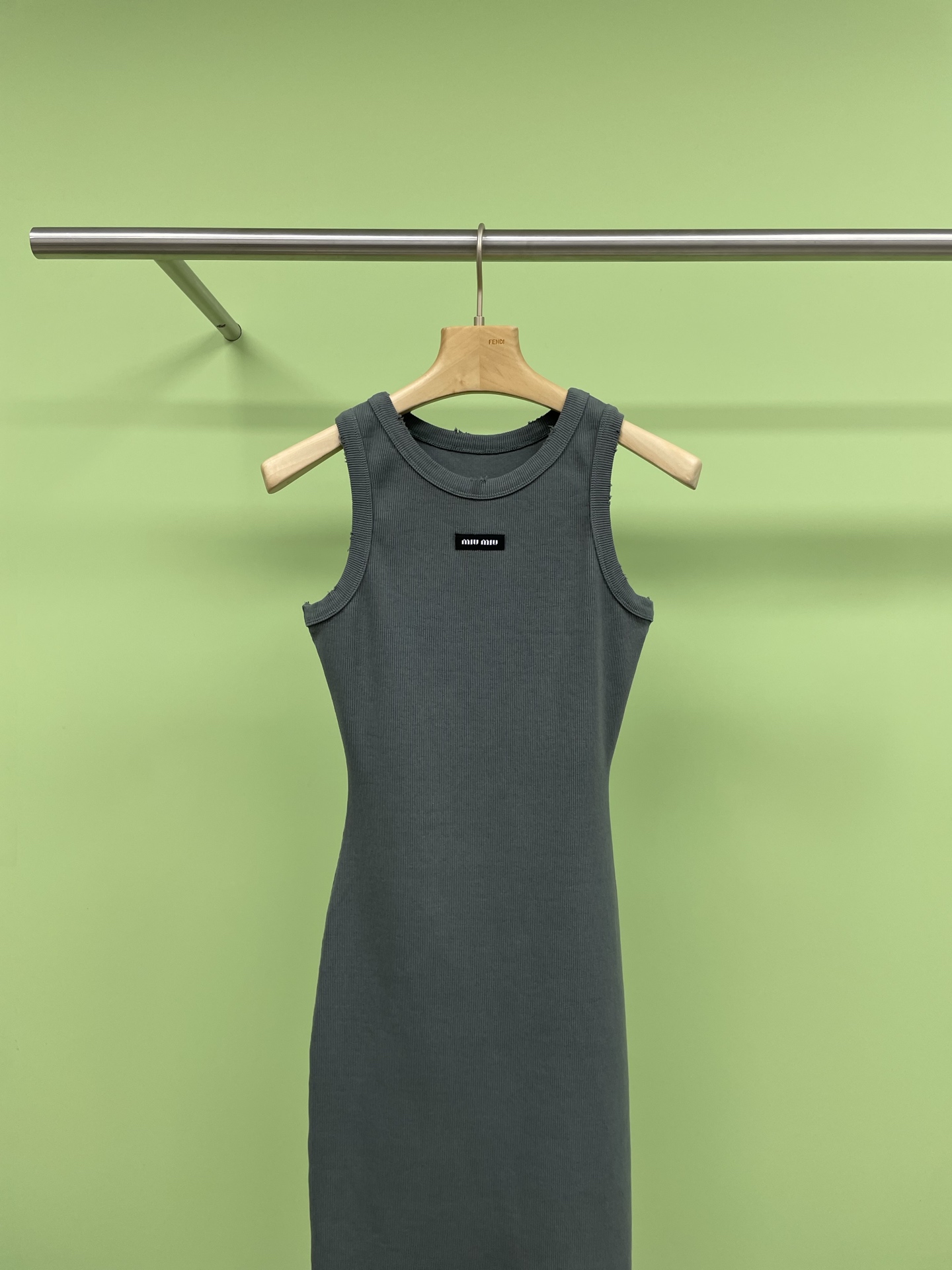 NO:315758,MiuMiu2025 spring gray wash-fried vest skirt, fashionable minimalist style dress, made of ribbed elastic cotton knitted fabric, faded, looks like a washing feeling, low-key and high-end gray, beautiful and special, elastic fabric provides better inclusiveness, wear freely and without restraint, slim hip-covering style, natural fit, showing the curves of women to the fullest, simple vest skirt design, is very easy to wear for inner wear or alone, now you can wear it alone in this season, and after autumn, you can match it with a jacket or cardigan, which is extremely practical. SML,, miumiu, skirts, jackets & coats, alexander wang19860909MiuMiu2025春款灰色水洗做旧效果背心裙,时髦极简风格的连衣裙,由罗纹弹力棉针织面料制成,经过褪色处理,看起来像水洗的感觉,低调高级的灰色,好看又特别,有弹力的面料提供了更好的包容性,穿着自在无束缚,修身包臀版型,自然贴合身形,将女性的曲线美展现得淋漓尽致,简洁的背心裙设计,作内搭或单独穿都非常好用,现在这个季节就可以单独穿,入秋之后就能搭配外套或开衫,实用度极强. 码数SML,,miumiu,skirts,jackets & coats,alexander wang,Women's clothing