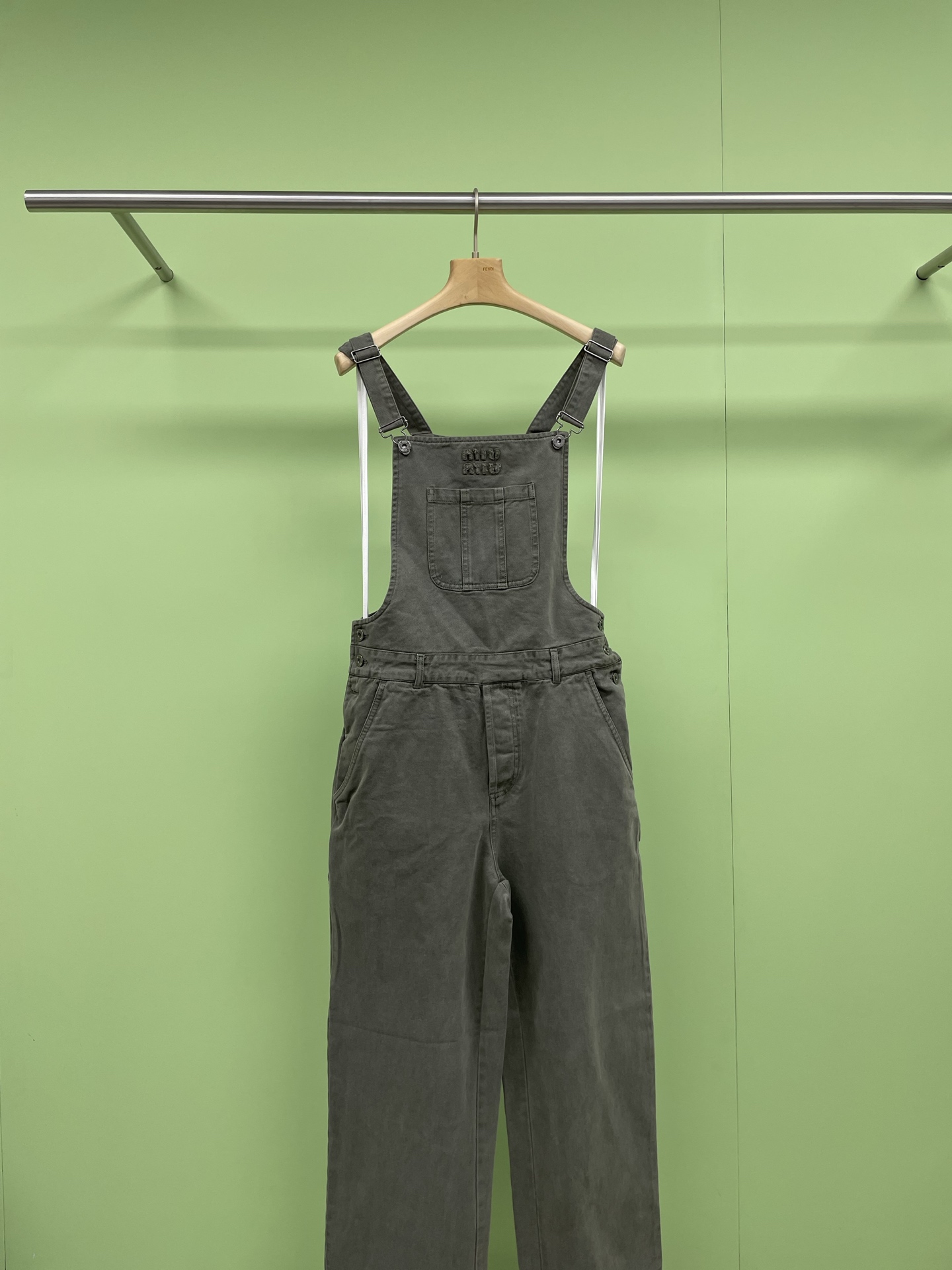 NO:315754,MiuMiu2025 spring and summer immersive retro dressing challenge, treasure denim overalls, dear family, what I want to share today is a treasure item that I never expected - retro denim overalls. As the saying goes, the secret recipe for autumn and winter to spring and summer is it. First of all, the high-end feeling of this denim overalls really makes me laugh. The treasure level and the detailed design are full of thoughts everywhere. Even the most picky fashion expert will do.  I'm still loving it. Look at the fluffy trouser legs and decorative metal buckles, which are both fashionable and playful, and are simply a healing existence. This overalls, with a high waist design, makes you look slim and easy to keep you in the best condition in the hot summer. It's loose and straight, and has a full score of comfort. Whether shopping or dating, it can make you feel at ease. The playful and lively style is age-reducing and cute, allowing you to stand out from the crowd MiuMiu202  5 Spring and summer immersive retro dressing challenges, treasure denim overalls, dear family, what I want to share today is a treasure item that I never expected - retro denim overalls. As the saying goes, the secret recipe for autumn and winter to spring and summer is it. First of all, the high-end feeling of this denim overalls really makes me laugh. The treasure level and the detailed design are full of thoughts everywhere. Even the most picky fashion expert will never forget it. Look  This fluffy trouser legs and decorative metal buckle are both fashionable and playful, and is simply a healing style. This overalls, with a high waist design, makes you look slim easily and slim, allowing you to stay in the best condition in the hot summer. It is loose and straight, and has a full comfort. Whether it is shopping or dating, it can make you feel at ease. The playful and lively style is age-reducing and cute, making you stand out from the crowd. It is a must-have item for spring and summer. Come and try it.  SML, miumiu, alexander wang19860909MiuMiu2025春夏沉浸式复古穿搭挑战,宝藏牛仔背带裤,亲爱的家人们,今天我要共享的是一个万万没想到的宝藏单品—复古牛仔背带裤,正所谓秋冬转春夏压箱底的秘方就是它了,首先划重点这条牛仔背带裤的高级感,真的是让我笑不活了,宝藏级别,细节设计处处透着满满的心思,哪怕是最挑剔的时尚达人,也会对它恋恋不忘,你看这蓬松感十足的裤脚边,和装饰性的金属扣,既时髦又不失俏皮,简直就是治愈系的存在啊,这款背带裤,高腰设计,轻松显瘦,让你在炎炎夏日也能保持最佳状态,宽松直筒,舒适度满分,无论是逛街还是约会,都能让你自在自如,俏皮活泼的风格,减龄又可爱,让你在人群中脱颖而出MiuMiu2025春夏沉浸式复古穿搭挑战,宝藏牛仔背带裤,亲爱的家人们,今天我要共享的是一个万万没想到的宝藏单品—复古牛仔背带裤,正所谓秋冬转春夏压箱底的秘方就是它了,首先划重点这条牛仔背带裤的高级感,真的是让我笑不活了,宝藏级别,细节设计处处透着满满的心思,哪怕是最挑剔的时尚达人,也会对它恋恋不忘,你看这蓬松感十足的裤脚边,和装饰性的金属扣,既时髦又不失俏皮,简直就是治愈系的存在啊,这款背带裤,高腰设计,轻松显瘦,让你在炎炎夏日也能保持最佳状态,宽松直筒,舒适度满分,无论是逛街还是约会,都能让你自在自如,俏皮活泼的风格,减龄又可爱,让你在人群中脱颖而出,是你春夏的必备单品,快来尝试一下吧. 码数SML,,miumiu,alexander wang,Women's clothing