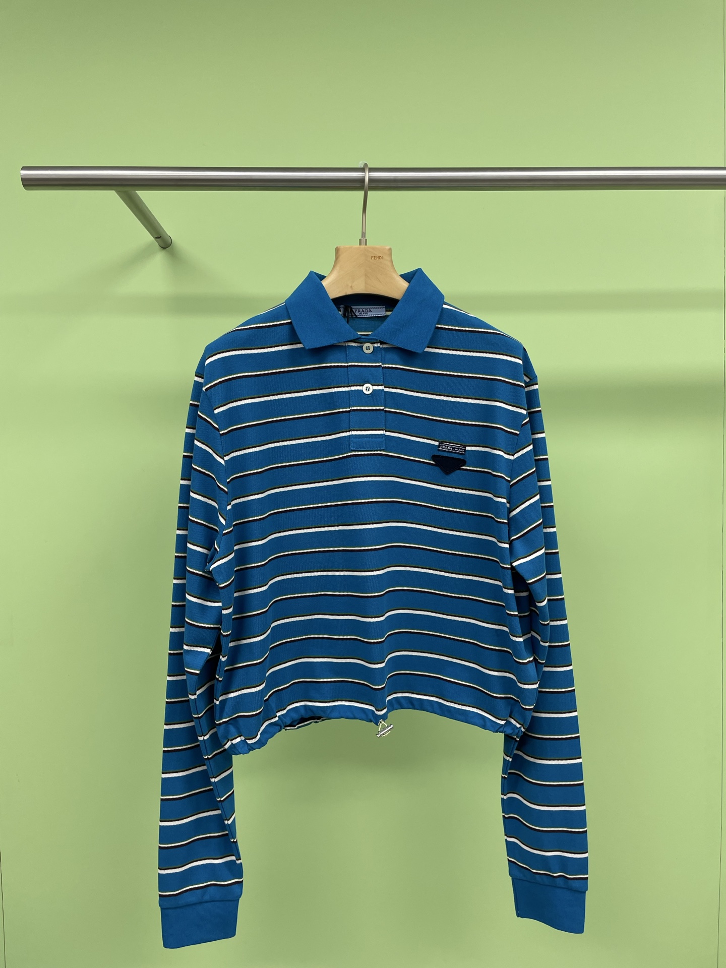 NO:315748,Prada 2025 spring and summer lapel striped suit makes good-looking a daily life, classic reappearance, striped POLO suit is here, blue and green are equally matched, the upper body looks white and has a little temperament, the slightly lowered shoulder design and loose body style, the body is more tolerant, the skirt is elastic and waist treatment is more comfortable and comfortable, the upper body has a retro academy temperament, casual and casual feeling, retro with a lazy style, the contrasting striped color design is fashionable and simple, covering the flesh and modifying the body, super comfortable cotton fabric has a skin-friendly atmosphere, which is a good girl's favorite. SML top, prada, skirts, alexander wang19860909Prada2025春夏翻领条纹套装,让好看成为日常,经典再现,条纹POLO套装来啦,湛蓝和青葱绿不分伯仲,上身即显白又带点小气质,微落肩设计加上宽松衣身版型,对身体包容度更高,半裙松紧腰处理更舒适自在,上身自带复古学院气质十足,随手拿捏休闲随意感,复古中带有慵懒范儿,条纹撞色设计时尚简洁,遮肉肉还修饰身形,超舒适棉质面料自带亲肤气息,好好女生的最爱. 码数SML 上衣,,prada,skirts,alexander wang,Women's clothing