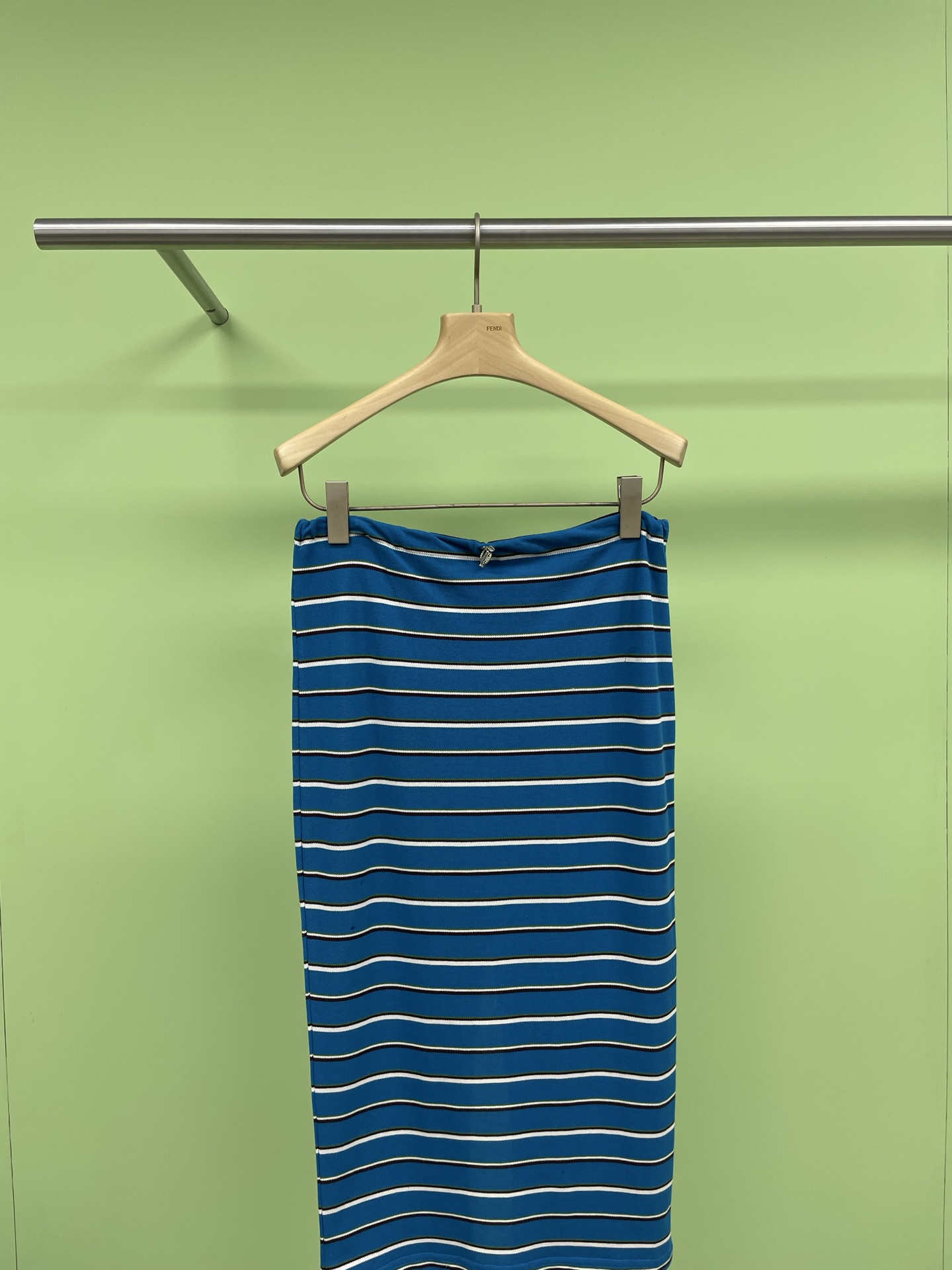 NO:315752,Prada 2025 spring and summer lapel striped suit makes good-looking a daily life, classic reappearance, striped POLO suit is here, blue and green are equally matched, the upper body looks white and has a little temperament, the slightly lowered shoulder design and loose body style, the body is more tolerant, the skirt is elastic and waist treatment is more comfortable and comfortable, the upper body has a retro academy temperament, casual and casual feeling, retro with a lazy style, the contrasting striped color design is fashionable and simple, covering the flesh and modifying the body, super comfortable cotton fabric has a skin-friendly atmosphere, which is a good girl's favorite. SML Skirt, prada, skirts, alexander wang19860909Prada2025春夏翻领条纹套装,让好看成为日常,经典再现,条纹POLO套装来啦,湛蓝和青葱绿不分伯仲,上身即显白又带点小气质,微落肩设计加上宽松衣身版型,对身体包容度更高,半裙松紧腰处理更舒适自在,上身自带复古学院气质十足,随手拿捏休闲随意感,复古中带有慵懒范儿,条纹撞色设计时尚简洁,遮肉肉还修饰身形,超舒适棉质面料自带亲肤气息,好好女生的最爱. 码数SML 半裙,,prada,skirts,alexander wang,Women's clothing