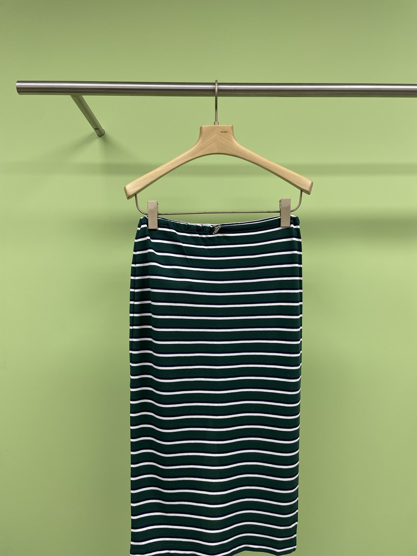 NO:316332,Prada 2025 spring and summer lapel striped suit makes good-looking a daily life, classic reappearance, striped POLO suit is here, blue and green are equally matched, the upper body looks white and has a little temperament, the slightly lowered shoulder design and loose body style, the body is more tolerant, the skirt is more comfortable and comfortable, the upper body has a retro academy temperament, casual and casual feeling, retro has a lazy style, the contrasting stripes are fashionable and simple, covering the flesh and modifying the body, super comfortable cotton fabric has a skin-friendly atmosphere, which is a good girl's favorite. SML, prada, skirts, alexander wang19860909Prada2025春夏翻领条纹套装,让好看成为日常,经典再现,条纹POLO套装来啦,湛蓝和青葱绿不分伯仲,上身即显白又带点小气质,微落肩设计加上宽松衣身版型,对身体包容度更高,半裙松紧腰处理更舒适自在,上身自带复古学院气质十足,随手拿捏休闲随意感,复古中带有慵懒范儿,条纹撞色设计时尚简洁,遮肉肉还修饰身形,超舒适棉质面料自带亲肤气息,好好女生的最爱. 码数SML,,prada,skirts,alexander wang,Women's clothing