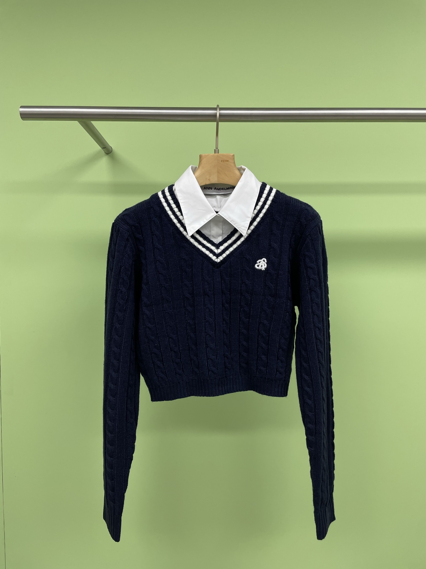 NO:316336,ANN ANDELMAN Spring 2025 new style college style knit loose fake two-piece long-sleeved short sweater. Imagine that in cold weather you wear this gray knitted top, lazy and yet stylish, as if you are back in campus time, fresh and full of vitality. The highlight of this sweater is its fake two-piece design and the details of the shirt collar make the whole dress look layered, both fashionable and age-reducing. It is like a warm little thing specially created for autumn and winter, allowing you to keep warm and elegant in the cold wind. Moreover, the gray tone is super versatile. Whether it is matched with jeans, skirts or casual pants, it can be easily controlled, making your daily outfit simple and yet styled. Feel the comfort and fashion it brings. Come and experience it and make this knitted top your new favorite in your closet.  SML, Skirts, jeans, sweaters, shirts, alexander wang19860909ANN ANDELMAN2025年春季新款学院风针织宽松假两件长袖短毛衣,想象一下在寒冷的天气你穿上这款灰色针织上衣,慵懒又不失格调,仿佛回到了校园时光,清新又充满活力,这款毛衣的亮点在于它的假两件设计,衬衫领的细节,让整件衣服看起来层次分明,既时尚又减龄,它就像是专为秋冬季打造的温暖小物,让你在寒风中也能保持温暖和优雅,而且灰色的色调超级百搭,无论是搭配牛仔裤、半身裙还是休闲裤,都能轻松驾驭,让你的日常穿搭变得简单又不失风格,感受它带来的舒适与时尚,快来体验一下,让这款针织上衣成为你衣橱里的新宠吧. 码数SML,,skirts,jeans,sweaters,shirts,alexander wang,Women's clothing