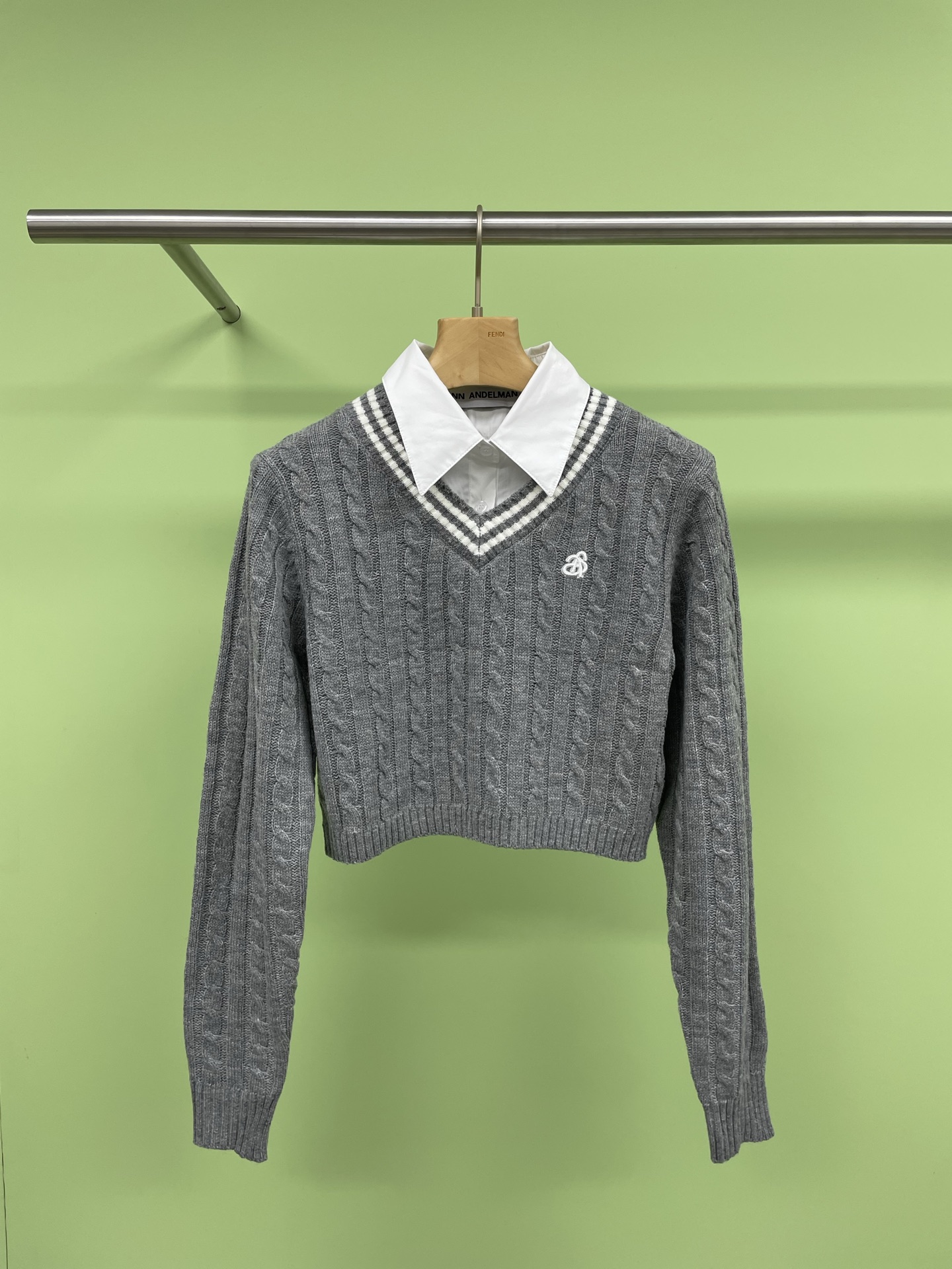 NO:316340,ANN ANDELMAN Spring 2025 new style college style knit loose fake two-piece long-sleeved short sweater. Imagine that in cold weather you wear this gray knitted top, lazy and yet stylish, as if you are back in campus time, fresh and full of vitality. The highlight of this sweater is its fake two-piece design and the details of the shirt collar make the whole dress look layered, both fashionable and age-reducing. It is like a warm little thing specially created for autumn and winter, allowing you to keep warm and elegant in the cold wind. Moreover, the gray tone is super versatile. Whether it is matched with jeans, skirts or casual pants, it can be easily controlled, making your daily outfit simple and yet styled. Feel the comfort and fashion it brings. Come and experience it and make this knitted top your new favorite in your closet.  SML, Skirts, jeans, sweaters, shirts, alexander wang19860909ANN ANDELMAN2025年春季新款学院风针织宽松假两件长袖短毛衣,想象一下在寒冷的天气你穿上这款灰色针织上衣,慵懒又不失格调,仿佛回到了校园时光,清新又充满活力,这款毛衣的亮点在于它的假两件设计,衬衫领的细节,让整件衣服看起来层次分明,既时尚又减龄,它就像是专为秋冬季打造的温暖小物,让你在寒风中也能保持温暖和优雅,而且灰色的色调超级百搭,无论是搭配牛仔裤、半身裙还是休闲裤,都能轻松驾驭,让你的日常穿搭变得简单又不失风格,感受它带来的舒适与时尚,快来体验一下,让这款针织上衣成为你衣橱里的新宠吧. 码数SML,,skirts,jeans,sweaters,shirts,alexander wang,Women's clothing