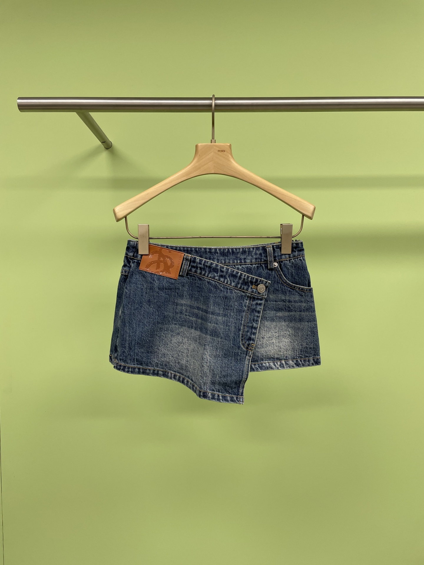 NO:316344,ANN ANDELMAN Asymmetric denim irregular blue retro skirt, retro blue denim skirt, irregular summer charm, this retro blue denim skirt is simply the focus of summer fashion. The irregular design breaks the dullness of traditional denim skirts and adds an unruly charm to the overall look. The A-line skirt shape is slim and slim, perfectly showing the elegant figure of women. The high-waist design not only lengthens the leg lines, but also makes the waist look thin visually. It is particularly friendly to small girls. Paired with a simple T-shirt or shirt, you can easily create a fashionable and unique summer look. Come and feel the unique charm brought by this retro blue denim skirt. SML, skirts, shirts, tees, t-shirt, alexander wang19860909ANN ANDELMAN不对称牛仔不规则蓝色复古半身裙,复古蓝牛仔短裙,夏日不规则魅力,这款复古蓝色牛仔短裙,简直是夏日的时尚焦点,不规则的设计打破了传统牛仔裙的沉闷,为整体造型增添了一抹不羁的魅力,A字裙型,修身显瘦,完美展现女性优雅身姿,高腰设计不仅拉长腿部线条,更在视觉上显得腰部纤细,对小个子女生特别友好,搭配简约的T恤或衬衫,就能轻松打造出时尚又个性的夏日造型,快来感受这款复古蓝牛仔短裙带来的独特魅力吧. 码数SML,,skirts,shirts,tees，t-shirt,alexander wang,Women's clothing