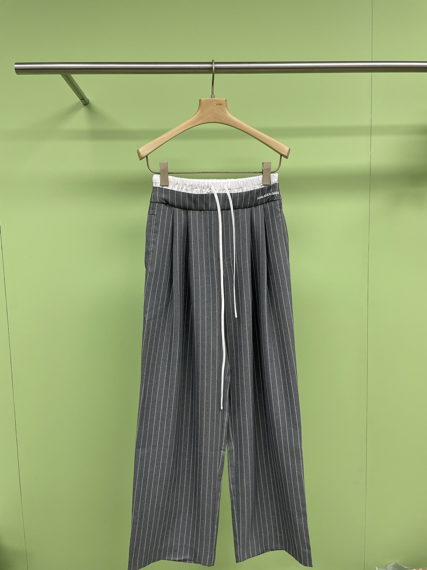 NO:316348,ANN  ANDELMAN straight elastic waist splicing striped casual trousers, using light sports style casual stripes as a transition, the contrasting color splicing of the waistband interprets the webbing art from the clear and concise lines, injecting a touch of modern Romance beauty into the collision of color. The neat straight high-waisted trousers have a strong sense of tolerance, which slimmes the waist and covers the flesh of the legs, modifying the slender effect of the legs, visually extending the leg lines, showing long legs, five-dimensional three-dimensional version, hundreds of  Refined and refined, three-dimensional cutting can better optimize the cross-section lines, hide excess fat, slim and slim, stand up on the upper body, and easily play with the delicate touch, simple and generous, smooth and neat, beautiful and generous, making you more energetic and confident after wearing it. It is a popular tool for reducing age. Use hangshing suit fabrics, which are comfortable and delicate, soft and skin-friendly, to create a different comfortable experience, smooth and smooth, with good anti-wrinkle effect, not easy to deform, breathable and not stuffy and comfortable.  SML, business suit,alexander wang19860909ANN ANDELMAN直筒松紧腰拼接条纹休闲西裤,用轻运动风休闲条纹作为过渡,裤腰撞色拼接,从鲜明简练的线条中诠释织带艺术,为色感碰撞间注入一丝现代演义之美,利落的直筒高腰裤身自带强大包容感,收腰显瘦,遮住腿部肉肉,修饰出腿部纤细的效果,视觉上拉长腿部线条,展现大长腿,五维立体打版,上百次精修细改,立体裁剪,能较好的优化跨部线条,隐藏多余赘肉,修身显瘦,上身立显,轻松玩转细腻触感,简约大方,流畅利落,美观又大方,让你穿上之后活力自信更加青春,是减龄流行的利器,选用垂顺西装面料,舒适细腻,柔软亲肤,打造不一样的舒适体验,垂顺柔滑,抗皱效果好,不易变形,透气不闷巨舒适. 码数SML,,business suit,alexander wang,Women's clothing