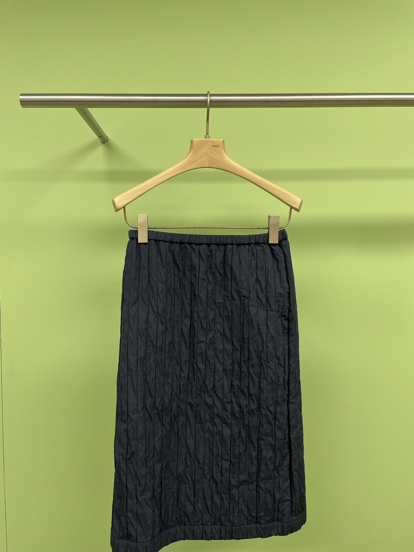 NO:316335,Short Sentence Sentence 2025 Spring New Designer Double-layer Wrinkled Oversized Vest   Skirt Set. There is always a universal vest in the wardrobe with a re-wearing rate of 80. You can put it on and off without thinking when going out. It can be quickly put on and off according to temperature changes. It uses double-layer regular wrinkled fabric. It has a subtle sandy touch to the touch, retro loose and oversized, and has a strong sense of inclusion. The back is lucky grass weaving logo to embellish the fun daily life. You can go to the park with friends without restraint, lying on the lawn, riding a bicycle, walking the dog, quietly and focused on the exhibition alone, soaking the library, watching movies, and putting it on easily. Pairing sweaters and T-shirts casually, adding a little simple, relaxing and fashionable feeling to the daily life. SML, skirts, sweaters, tees, t-shirt, alexander wang19860909半裙Short Sentence短句2025春新款设计师款双层褶皱大廓型马甲 半身裙套装,衣柜里总有一件复穿率达到80的万能马甲,出门不用思考就套上,几乎能与所有单品搭配,可以根据温度变化快速穿脱,采用双层规则褶皱面料,摸起来是微妙的沙爽触感,复古宽松大廓形,包容感很强,后背幸运草织标,点缀趣味日常,无拘无束地和朋友逛公园、躺草坪、骑单车、遛狗、安静专注地独自逛展、泡图书馆、看电影、轻松地套上它,随性搭配毛衣、T恤,为日常加一点简约松弛时髦感. 码数SML,,skirts,sweaters,tees，t-shirt,alexander wang,Women's clothing