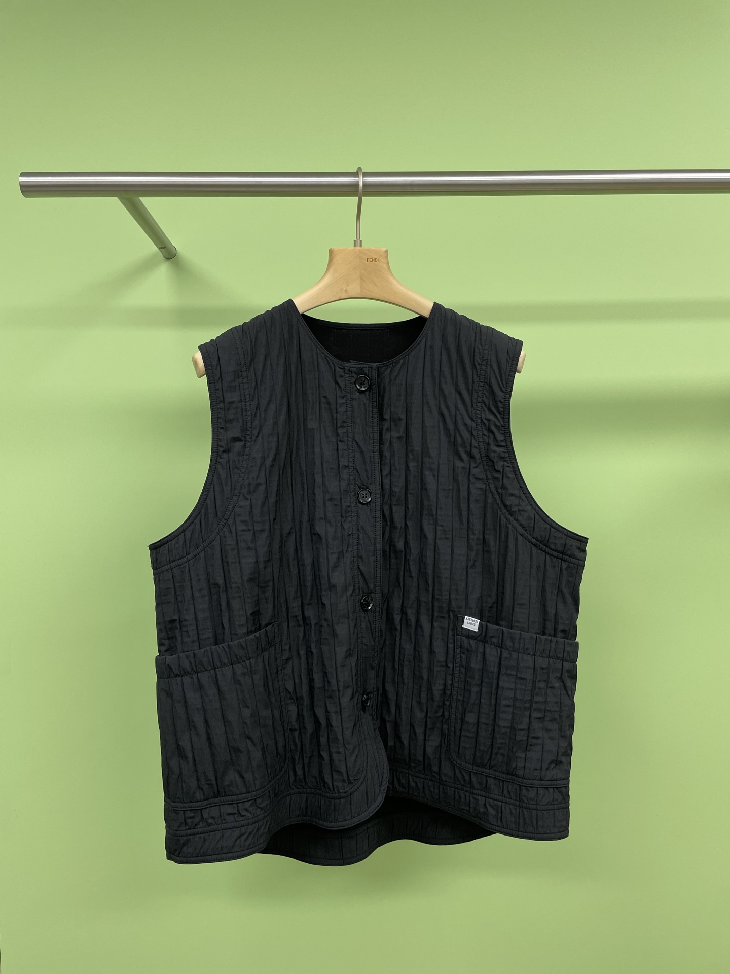 NO:316339,Top P skirt 15Short Sentence Spring new style designer double-layer pleated oversized vest   skirt suit. There is always a universal vest in the wardrobe with a re-wear rate of 80. You can put it on and off without thinking when going out. It can be quickly put on and off according to temperature changes. It uses double-layer regular pleated fabric. It has a subtle sandy touch to the touch, retro loose and oversized, and has a strong sense of inclusion. The back is lucky grass weaving logo to embellish the fun daily life. You can go to the park with friends without restraint, lying on the lawn, riding a bicycle, walking the dog, quietly and focused on the exhibition alone, soaking the library, watching movies, and putting it on easily. Pairing sweaters and T-shirts casually, adding a little simple, relaxing and fashionable feeling to the daily life. SML, skirts, sweaters, tees, t-shirt, alexander wang19860909上衣p半裙15Short Sentence短句春新款设计师款双层褶皱大廓型马甲 半身裙套装,衣柜里总有一件复穿率达到80的万能马甲,出门不用思考就套上,几乎能与所有单品搭配,可以根据温度变化快速穿脱,采用双层规则褶皱面料,摸起来是微妙的沙爽触感,复古宽松大廓形,包容感很强,后背幸运草织标,点缀趣味日常,无拘无束地和朋友逛公园、躺草坪、骑单车、遛狗、安静专注地独自逛展、泡图书馆、看电影、轻松地套上它,随性搭配毛衣、T恤,为日常加一点简约松弛时髦感. 码数SML,,skirts,sweaters,tees，t-shirt,alexander wang,Women's clothing