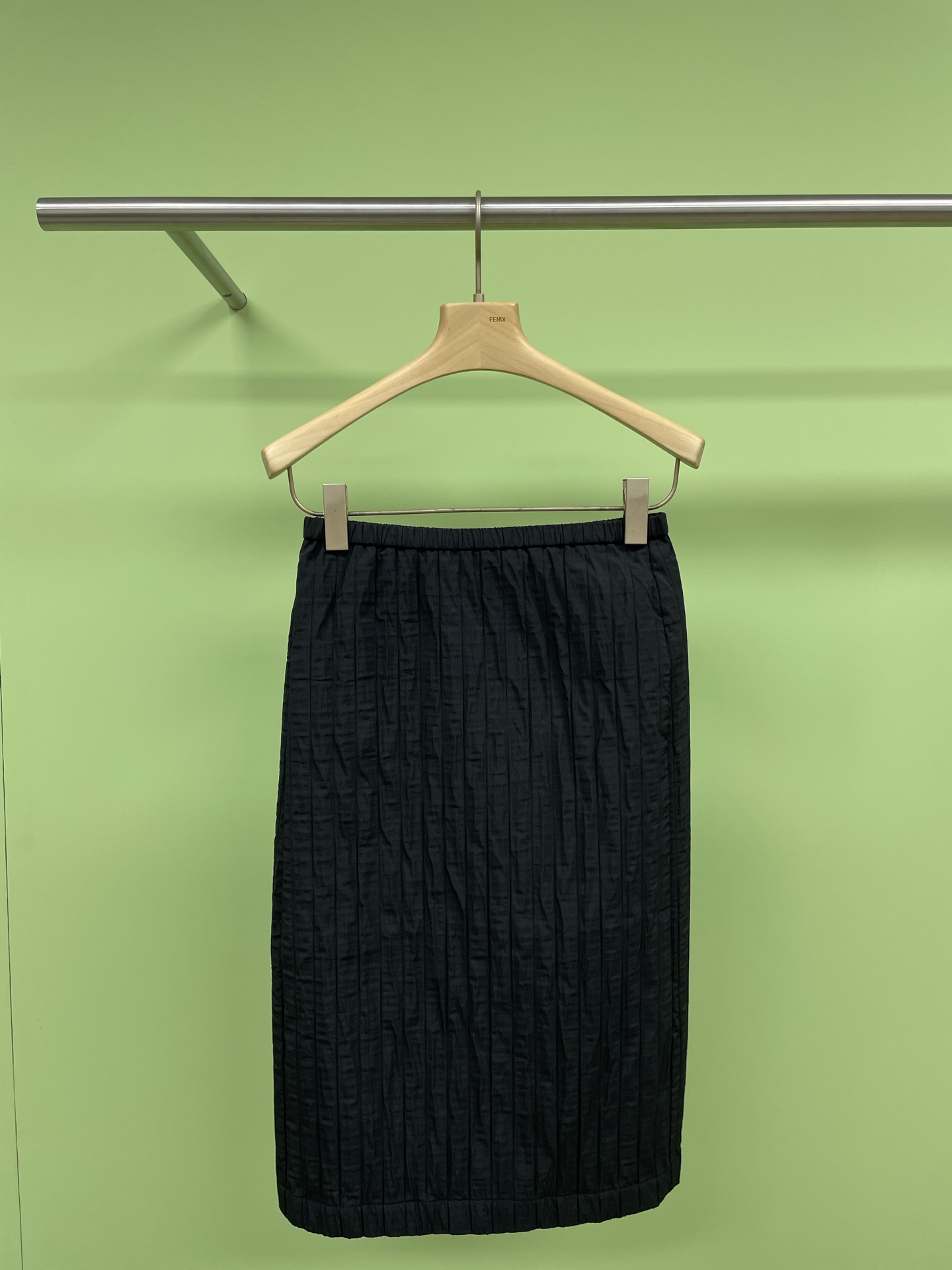 NO:316341,Short Sentence 2025 Spring New Designer Double-layer Wrinkled Oversized Vest   Skirt Set. There is always a universal vest in the closet with a re-wear rate of 80. You can put it on and off without thinking when you go out. It can be quickly put on and off according to temperature changes. It uses double-layer regular wrinkled fabric. It has a subtle sandy touch to the touch, retro, loose and oversized, and has a strong sense of inclusion. The back is lucky grass weaving logo to embellish the fun daily life. You can go to the park with friends without restraint, lying on the lawn, riding a bicycle, walking the dog, quietly and focused on the exhibition alone, soaking the library, watching movies, and easily putting it on. Pairing sweaters and T-shirts casually, adding a little simple, relaxing and fashionable feeling to the daily life., Skirts, sweaters, tees, t-shirt, alexander wang19860909Short Sentence短句2025春新款设计师款双层褶皱大廓型马甲 半身裙套装,衣柜里总有一件复穿率达到80的万能马甲,出门不用思考就套上,几乎能与所有单品搭配,可以根据温度变化快速穿脱,采用双层规则褶皱面料,摸起来是微妙的沙爽触感,复古宽松大廓形,包容感很强,后背幸运草织标,点缀趣味日常,无拘无束地和朋友逛公园、躺草坪、骑单车、遛狗、安静专注地独自逛展、泡图书馆、看电影、轻松地套上它,随性搭配毛衣、T恤,为日常加一点简约松弛时髦感.,,skirts,sweaters,tees，t-shirt,alexander wang,Women's clothing