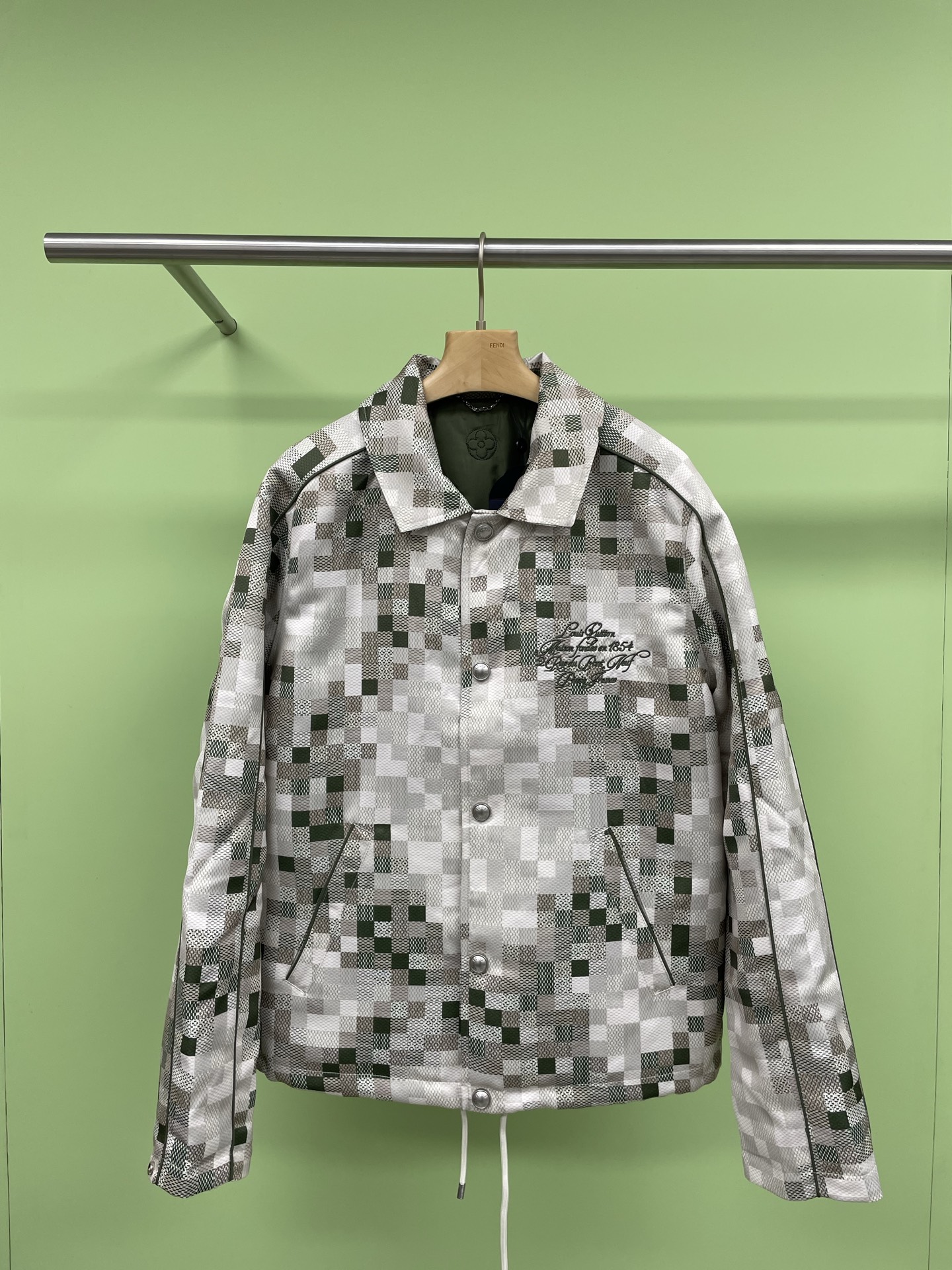 NO:316345,LV2025 Snake Year Limited Camouflage Jacket, simple style, interprets fashion attitude, LV classic elements collide with casual denim, warm brown base on the inner layer, showing casualness and high-end. Exquisite accessories add points to the overall look, and everyday outing, it easily becomes the focus. It is so popular that you can feel its charm without copywriting. When you wear it, you are the trendy trendsetter, and you are the most beautiful boy when walking on the street. This jacket is really too recognizable. The classic presbyopic logo is printed on the jacket, instantly improving the level of your outfit, whether it is casual style or business  You can easily hold it, and the same style of men and women makes you feel tacit with your partner. The tailoring of the jacket is very exquisite, both in lines and in style, and there is also a small LV logo inside, and the details are exquisite. Although it is a printed style, the color matching and design are very exquisite and will not look too fancy. This jacket is really easy to match. I tried it with jeans and sweatpants, and the effect is super good. And when I wear it, the return rate is 100%. Whether you are on a date or having a dinner with friends, it is the focus of the whole audience.  SMLXL, louis vuitton, jeans, jackets & coats, jackets & coats, alexander wang19860909LV2025蛇年限定迷彩夹克外套,简约格调,诠释时尚态度,LV经典元素碰撞休闲牛仔,内搭暖棕打底,尽显随性与高级.精致配饰点缀,为整体造型加分,日常出街,轻松成为焦点,真的是火到不需要文案就能感受到它的魅力那种,穿上它你就是潮流的弄潮儿,走在街头就是最靓的仔,这款夹克外套真的是太有辨识度了,经典老花logo印在外套上,瞬间提升穿搭的档次,不管是休闲风还是商务风,都能轻松hold住,而且男女同款,让你和另一半一起搭配出默契感,外套的剪裁非常考究,无论是线条还是版型都非常考究,内里还有LV的小标,细节之处尽显精致,虽然是印花款式,但是配色和设计都非常考究,不会显得过于花哨,这款外套真的超级好搭配,我试了试搭配牛仔裤、和运动裤、效果都超级好,而且穿上它出门,回头率百分百,不管你是去约会还是和朋友聚餐,都是全场焦点. 码数SMLXL,,louis vuitton,jeans,jackets & coats,jackets & coats,alexander wang,Women's clothing