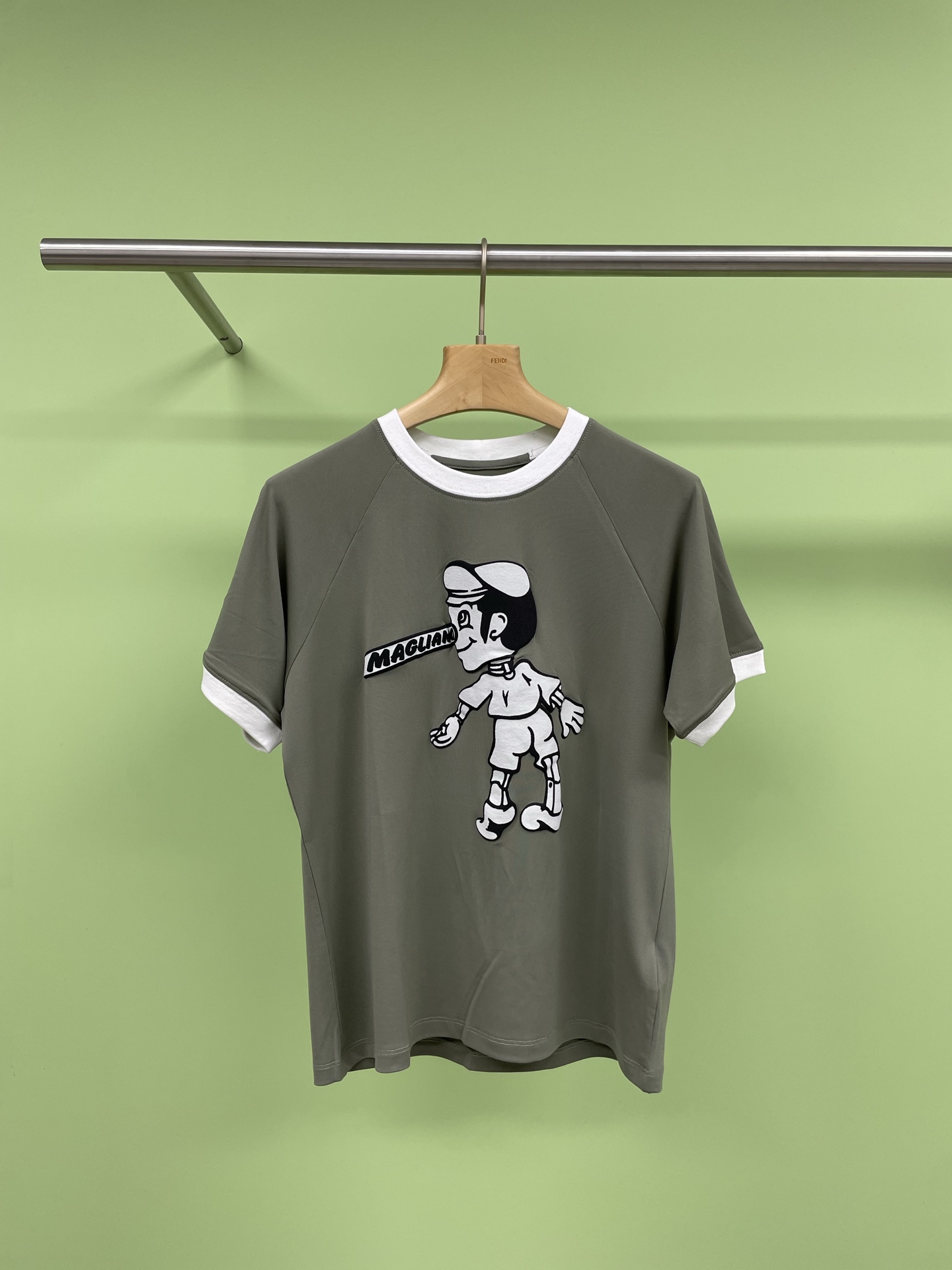 NO:316838,MAGLIANO2025SS Spring and Summer New BRITPOP Pinocchio Printed Round Neck Laptop Short Sleeve T-shirt, Who knows!  !  The key to slimming is to wear a thinner top. The exquisite small version of the raglan sleeve T-shirt is really suitable for all hot girls who are moderate in body shape or thin. The contrasting color and round neck design of the raglan sleeves, and the effect of slimming straight-piece style in covering the flesh to modify the body is quite practical and obvious. When modifying the ratio of shoulder width to the head and neck, the overall line behind the upper body is very smooth. Slimming can be felt by real. Interesting original illustrations Pinocchio prints are simple and cute but not childish. When paired with higher waist pants, it will have a very thin and tall hot girl feel. Sweet, cool and cool girls, please try it quickly. SML, T-shirt, tees, t-shirt, alexander wang19860909MAGLIANO2025SS春夏新款BRITPOP匹诺曹印花圆领插肩短袖T恤,谁懂啊！！显瘦的重点就是要穿更瘦的上衣,精致小版的插肩袖T恤,真的就很适合各位上身体型适中或者偏瘦的各位辣妹们,插肩袖的撞色与圆领设计,显瘦的直筒版型在遮肉修饰身形上的效果,就还蛮实用明显的,在修饰肩宽与头颈的比例,上身后整体就很有线条流畅的感觉,显瘦是能真实感受到的,趣味原创的插画匹诺曹印花,简单可爱但又不会显得幼稚,搭配偏高腰一些的裤子穿,就很有瘦瘦高高的辣妹感,甜酷甜酷的女生们请速速来试试看吧. 码数SML,,T-shirt,tees，t-shirt,alexander wang,Women's clothing