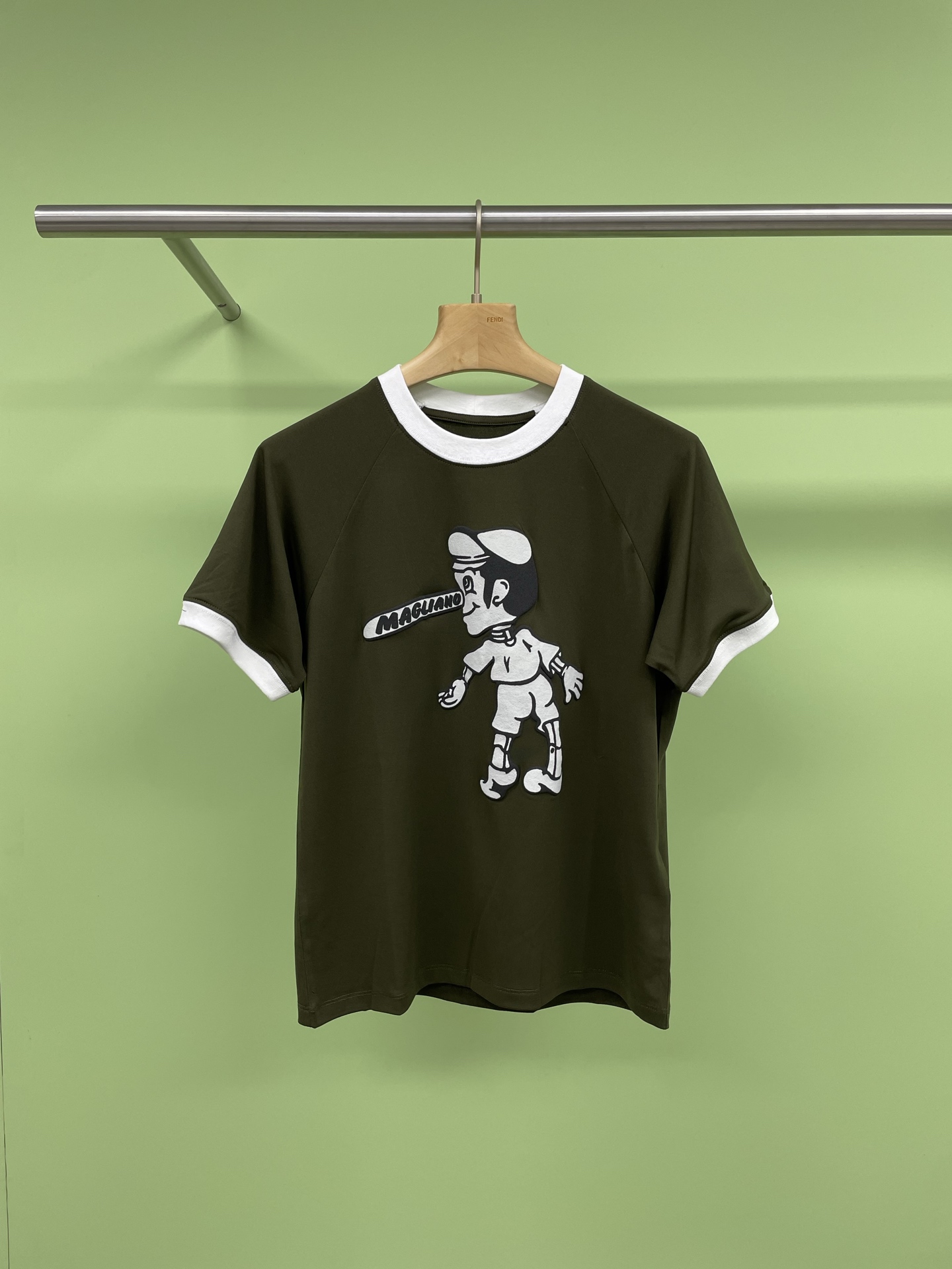 NO:316844,MAGLIANO2025SS Spring and Summer New BRITPOP Pinocchio Printed Round Neck Laptop Short Sleeve T-shirt, Who knows!  !  The key to slimming is to wear a thinner top. The exquisite small version of the raglan sleeve T-shirt is really suitable for all hot girls who are moderate in body shape or thin. The contrasting color and round neck design of the raglan sleeves, and the effect of slimming straight-piece style in covering the flesh to modify the body is quite practical and obvious. When modifying the ratio of shoulder width to the head and neck, the overall line behind the upper body is very smooth. Slimming can be felt by real. Interesting original illustrations Pinocchio prints are simple and cute but not childish. When paired with higher waist pants, it will have a very thin and tall hot girl feel. Sweet, cool and cool girls, please try it quickly. SML, T-shirt, tees, t-shirt, alexander wang19860909MAGLIANO2025SS春夏新款BRITPOP匹诺曹印花圆领插肩短袖T恤,谁懂啊！！显瘦的重点就是要穿更瘦的上衣,精致小版的插肩袖T恤,真的就很适合各位上身体型适中或者偏瘦的各位辣妹们,插肩袖的撞色与圆领设计,显瘦的直筒版型在遮肉修饰身形上的效果,就还蛮实用明显的,在修饰肩宽与头颈的比例,上身后整体就很有线条流畅的感觉,显瘦是能真实感受到的,趣味原创的插画匹诺曹印花,简单可爱但又不会显得幼稚,搭配偏高腰一些的裤子穿,就很有瘦瘦高高的辣妹感,甜酷甜酷的女生们请速速来试试看吧. 码数SML,,T-shirt,tees，t-shirt,alexander wang,Women's clothing