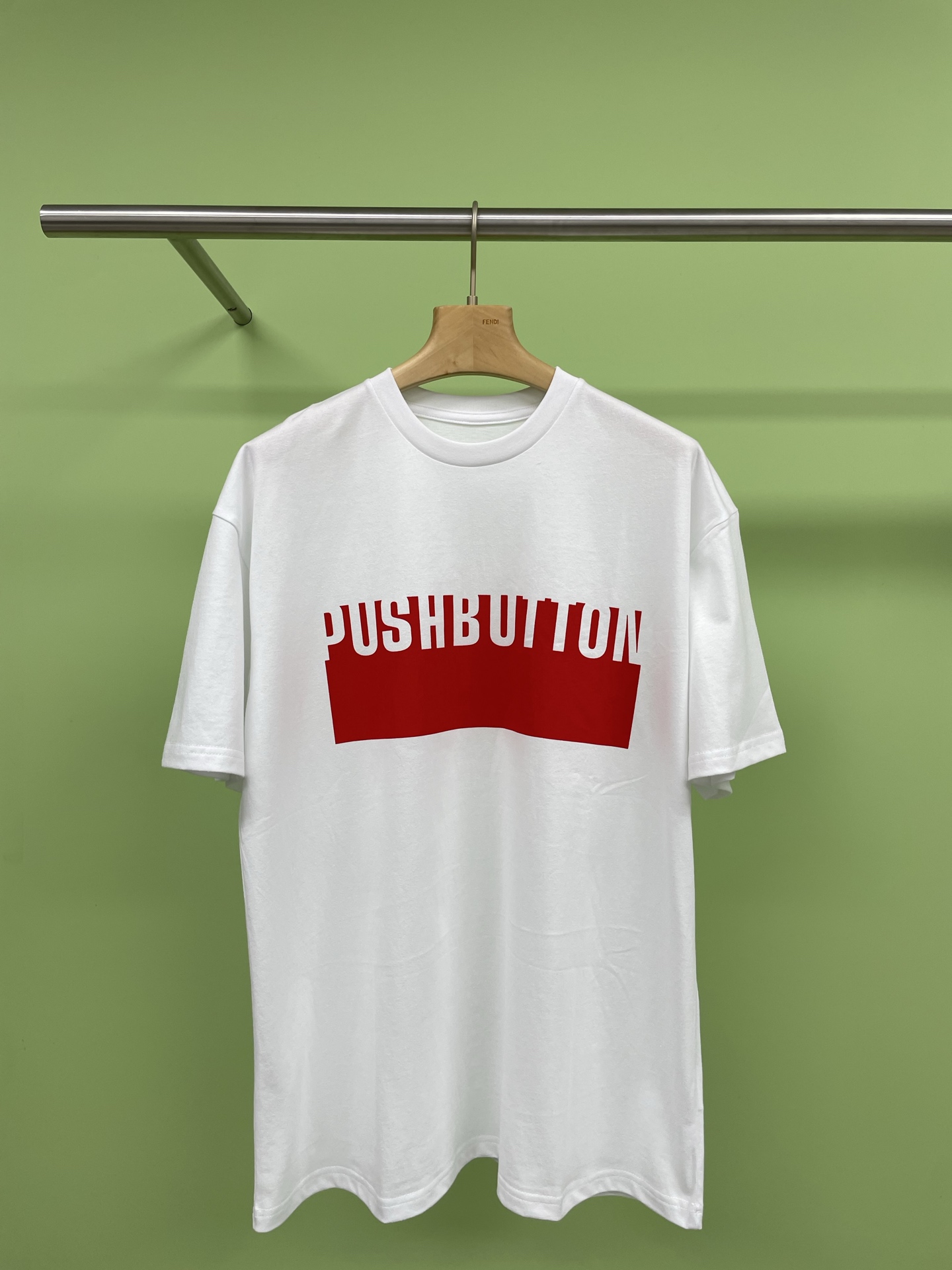 NO:316830,PUSHBUTTON 25PS new product designer zero series brand blue/red white letter logo short-sleeved T-shirt, this T-shirt is so heart-warming. First of all, let me talk about this red letter design, it is simply exciting and interesting. Every time it is, you can feel full of vitality and fashion sense, and the texture is super comfortable and comfortable to wear. The design of this T-shirt is really super versatile. It looks super beautiful with jeans, short skirts, and sweatpants. Whether it is daily outfits or traveling, it can easily hold the fashion index. Moreover, the color of blue and red is too eye-catching, it is simply a must-have item in summer. SML, skirts, jeans, T-shirt, tees, t-shirt, alexander wang19860909PUSHBUTTON 25PS新品设计师zero系列品牌蓝/红拼白字母logo短袖T恤,这件T恤简直是太令人心动了,首先,让我说说这个红色字母设计,简直是炸裂有趣,每它,都能感受到满满的活力和时尚感,而且质地超舒适,穿起来超级舒服,这款T恤的设计真的是超级百搭,搭配牛仔裤、短裙、运动裤都超级好看,不管是日常穿搭还是出门旅行,都能让你轻松hold住时尚指数,而且蓝色红色这个颜色也太抢眼了吧,简直就是夏季的必备单品. 码数SML,,skirts,jeans,T-shirt,tees，t-shirt,alexander wang,Women's clothing
