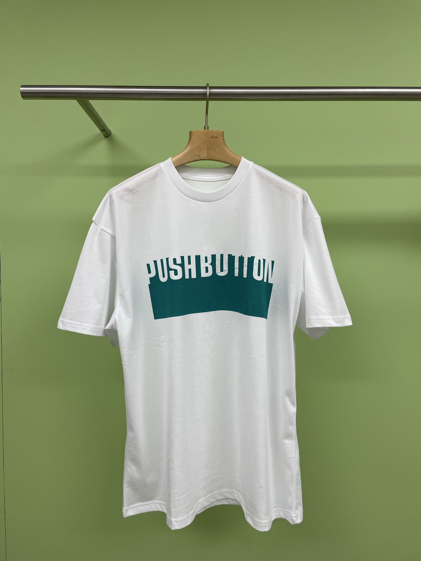 NO:316834,PUSHBUTTON 25PS new product designer zero series brand blue/red white letter logo short-sleeved T-shirt, this T-shirt is so heart-warming. First of all, let me talk about this red letter design, which is simply exciting and interesting. Every time I wear it, I can feel full of vitality and fashion sense, and the texture is super comfortable and comfortable to wear. The design of this T-shirt is really super versatile. It looks super beautiful with jeans, short skirts, and sweatpants. Whether it is daily outfits or traveling, it can easily hold the fashion index. Moreover, the color of blue and red is too eye-catching, it is simply a must-have item in summer. SML, skirts, jeans, T-shirt, tees, t-shirt, alexander wang19860909PUSHBUTTON 25PS新品设计师zero系列品牌蓝/红拼白字母logo短袖T恤,这件T恤简直是太令人心动了,首先,让我说说这个红色字母设计,简直是炸裂有趣,每次穿上它,都能感受到满满的活力和时尚感,而且质地超舒适,穿起来超级舒服,这款T恤的设计真的是超级百搭,搭配牛仔裤、短裙、运动裤都超级好看,不管是日常穿搭还是出门旅行,都能让你轻松hold住时尚指数,而且蓝色红色这个颜色也太抢眼了吧,简直就是夏季的必备单品. 码数SML,,skirts,jeans,T-shirt,tees，t-shirt,alexander wang,Women's clothing