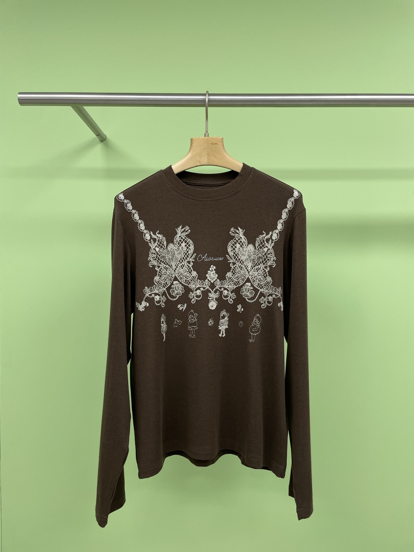 NO:316826,AUBRUINO designer brand spring lace printed long-sleeved T-shirt, this issue mainly promotes materials containing tiny wool, light and silky skin, soft and elastic, hand-painted lace prints on the chest and cute farm dolls, presenting a light and mature girlish feeling. Whether it is stacked in a jacket or vest or in a warm weather, it is fashionable and beautiful, fitting but not tight, elongating and slimming max, the whole body is comfortable and refreshing, versatile and not picky, easy to control, a new product that is recommended in this issue. SML, Jackets & coats,tees, t-shirt, alexander wang19860909AUBRUINO设计师品牌春季蕾丝印花长袖T恤,本期主推含天丝羊毛的材质,轻盈丝滑的肤感 ,又软又弹,胸前手绘蕾丝印花与可爱的农场娃娃,呈现一种轻熟少女感,无论是叠在外套或马甲里面或是温暖的天气做一件防晒T恤单穿,都是时髦又好看的,合身不紧身,拉长比例显瘦max,整身舒适清爽,百搭不挑人,轻松驾驭,本期新品很推荐的一款. 码数SML,,jackets & coats,tees，t-shirt,alexander wang,Women's clothing