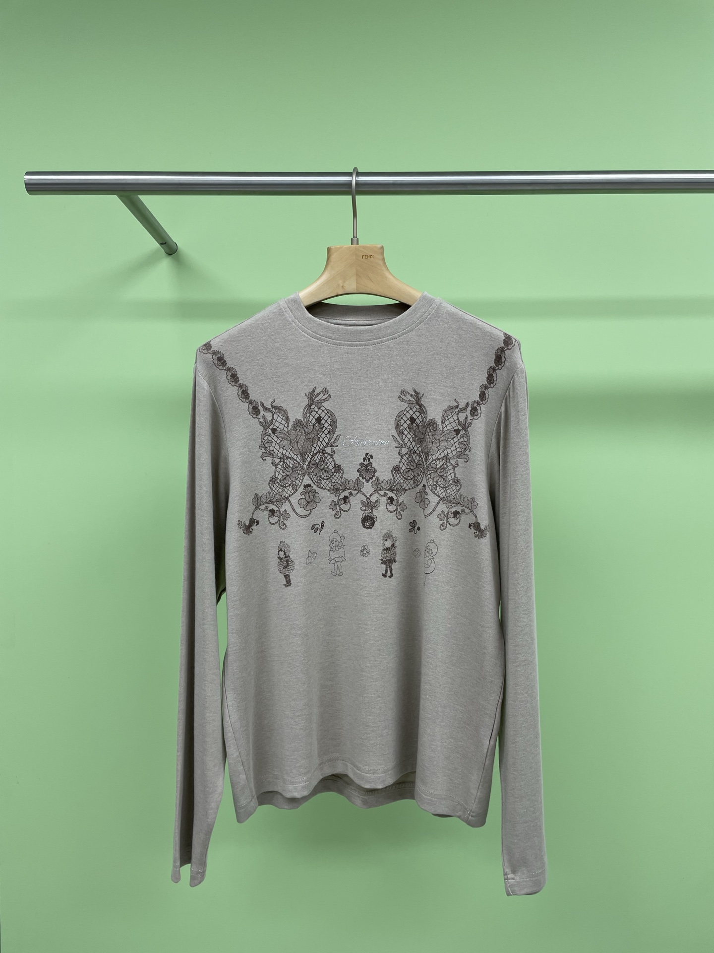 NO:316822,AUBRUINO designer brand spring lace printed long-sleeved T-shirt, this issue mainly promotes materials containing tiny wool, light and silky skin, soft and elastic, hand-painted lace prints on the chest and cute farm dolls, presenting a light and mature girlish feeling. Whether it is stacked in a jacket or vest or in a warm weather, it is fashionable and beautiful, fitting but not tight, elongating and slimming max, the whole body is comfortable and refreshing, versatile and not picky, easy to control, a new product that is recommended in this issue. SML, Jackets & coats,tees, t-shirt, alexander wang19860909AUBRUINO设计师品牌春季蕾丝印花长袖T恤,本期主推含天丝羊毛的材质,轻盈丝滑的肤感 ,又软又弹,胸前手绘蕾丝印花与可爱的农场娃娃,呈现一种轻熟少女感,无论是叠在外套或马甲里面或是温暖的天气做一件防晒T恤单穿,都是时髦又好看的,合身不紧身,拉长比例显瘦max,整身舒适清爽,百搭不挑人,轻松驾驭,本期新品很推荐的一款. 码数SML,,jackets & coats,tees，t-shirt,alexander wang,Women's clothing