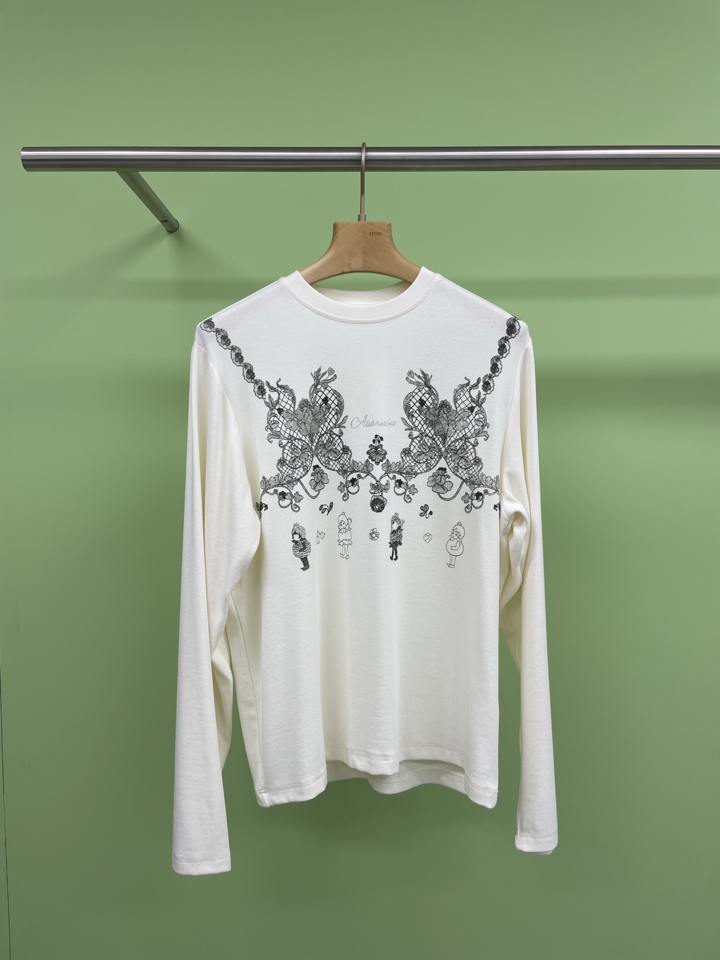 NO:316818,AUBRUINO designer brand spring lace printed long-sleeved T-shirt, this issue mainly promotes materials containing tiny wool, light and silky skin, soft and elastic, hand-painted lace prints on the chest and cute farm dolls, presenting a light and mature girlish feeling. Whether it is stacked in a jacket or vest or in a warm weather, it is fashionable and beautiful, fitting but not tight, elongating and slimming max, the whole body is comfortable and refreshing, versatile and not picky, easy to control, a new product that is recommended in this issue. SML, Jackets & coats,tees, t-shirt, alexander wang19860909AUBRUINO设计师品牌春季蕾丝印花长袖T恤,本期主推含天丝羊毛的材质,轻盈丝滑的肤感 ,又软又弹,胸前手绘蕾丝印花与可爱的农场娃娃,呈现一种轻熟少女感,无论是叠在外套或马甲里面或是温暖的天气做一件防晒T恤单穿,都是时髦又好看的,合身不紧身,拉长比例显瘦max,整身舒适清爽,百搭不挑人,轻松驾驭,本期新品很推荐的一款. 码数SML,,jackets & coats,tees，t-shirt,alexander wang,Women's clothing