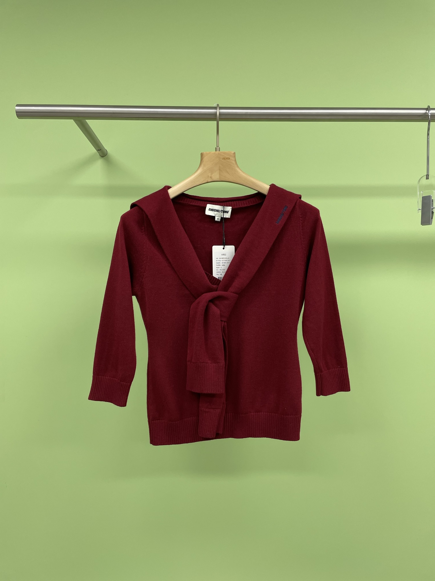 NO:306810,SHUSHUTONG2025 spring clothing new fashion trendy elegant temperament design lace-up knitted top, navy collar knitted top with a high-profile look, navy collar design, full of youthful vitality, age-reducing and playful, as if I instantly returned to my student days, full of innocence and beauty, cashmere wool blended knitted material, soft and comfortable, and can not tie it even if I wear it in close proximity. In this cool season, I will give you just the right warmth. The three colors are very versatile colors. Whether it is paired with jeans, short skirts or long skirts, you can easily create different styles, which can be sweet or salty to meet your various outfit needs. Wear this piece  M family top, walking on the street, you are the most dazzling fashion expert, with a high return rate, making you full of confidence. Sisters who like this gentle and fashionable item must not miss this knitted navy collar top. SML, skirts, jeans, alexander wang19860909SHUSHUTONG2025春装新款时尚潮流优雅气质设计感系带针织上衣,回头率爆表的海军领针织上衣,海军领的设计,满满的青春活力感,减龄又俏皮,仿佛瞬间回到了学生时代,充满了纯真与美好,羊绒羊毛混纺针织的材质,柔软舒适,贴身穿也完全不会扎,在这个凉爽的季节里,给你恰到好处的温暖,三种色是非常百搭的颜色,无论是 搭配牛仔裤、短裙还是长裙,都能轻松打造出不同的风格,可甜可盐,满足你的各种穿搭需求,穿上这件 M家上衣,走在街上,你就是那个最耀眼的时尚达人,回头率超高,让你自信满满,喜欢这种温柔又时尚的单品的姐妹们,一定不要错过这件针织海军领上衣哦. 码数SML,,skirts,jeans,alexander wang,Women's clothing