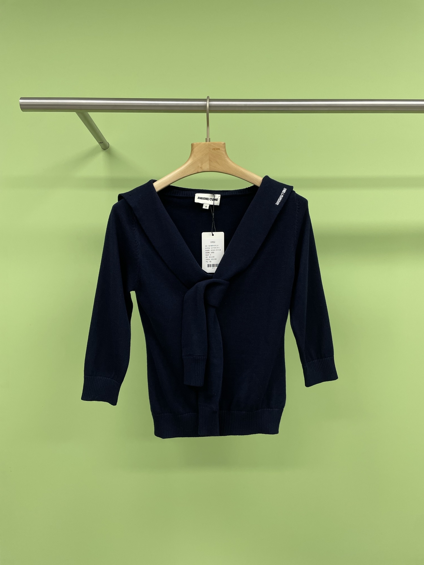 NO:306816,SHUSHUTONG2025 spring clothing new fashion trendy elegant temperament design lace-up knitted top, navy collar knitted top with a high-profile return rate, navy collar design, full of youthful vitality, age-reducing and playful, as if you instantly return to your student days, full of innocence and beauty, cashmere wool blend knitted material is soft and comfortable, and it will not tie it even if you wear it close to your body. In this cool season, it gives you just the right warmth. The three colors are very versatile colors. Whether it is matched with jeans, short skirts or long skirts, you can easily create different styles, which can be sweet or salty to meet your various outfit needs. Wear this M-home top, walk on the street, you are the most dazzling fashion expert, with a high return rate, making you full of confidence. Sisters who like this gentle and fashionable item must not miss this knitted navy collar top.  SML, skirts, jeans, alexander wang19860909SHUSHUTONG2025春装新款时尚潮流优雅气质设计感系带针织上衣,回头率爆表的海军领针织上衣,海军领的设计,满满的青春活力感,减龄又俏皮,仿佛瞬间回到了学生时代,充满了纯真与美好,羊绒羊毛混纺针织的材质,柔软舒适,贴身穿也完全不会扎,在这个凉爽的季节里,给你恰到好处的温暖,三种色是非常百搭的颜色,无论是搭配牛仔裤、短裙还是长裙,都能轻松打造出不同的风格,可甜可盐,满足你的各种穿搭需求,穿上这件 M家上衣,走在街上,你就是那个最耀眼的时尚达人,回头率超高,让你自信满满,喜欢这种温柔又时尚的单品的姐妹们,一定不要错过这件针织海军领上衣哦. 码数SML,,skirts,jeans,alexander wang,Women's clothing