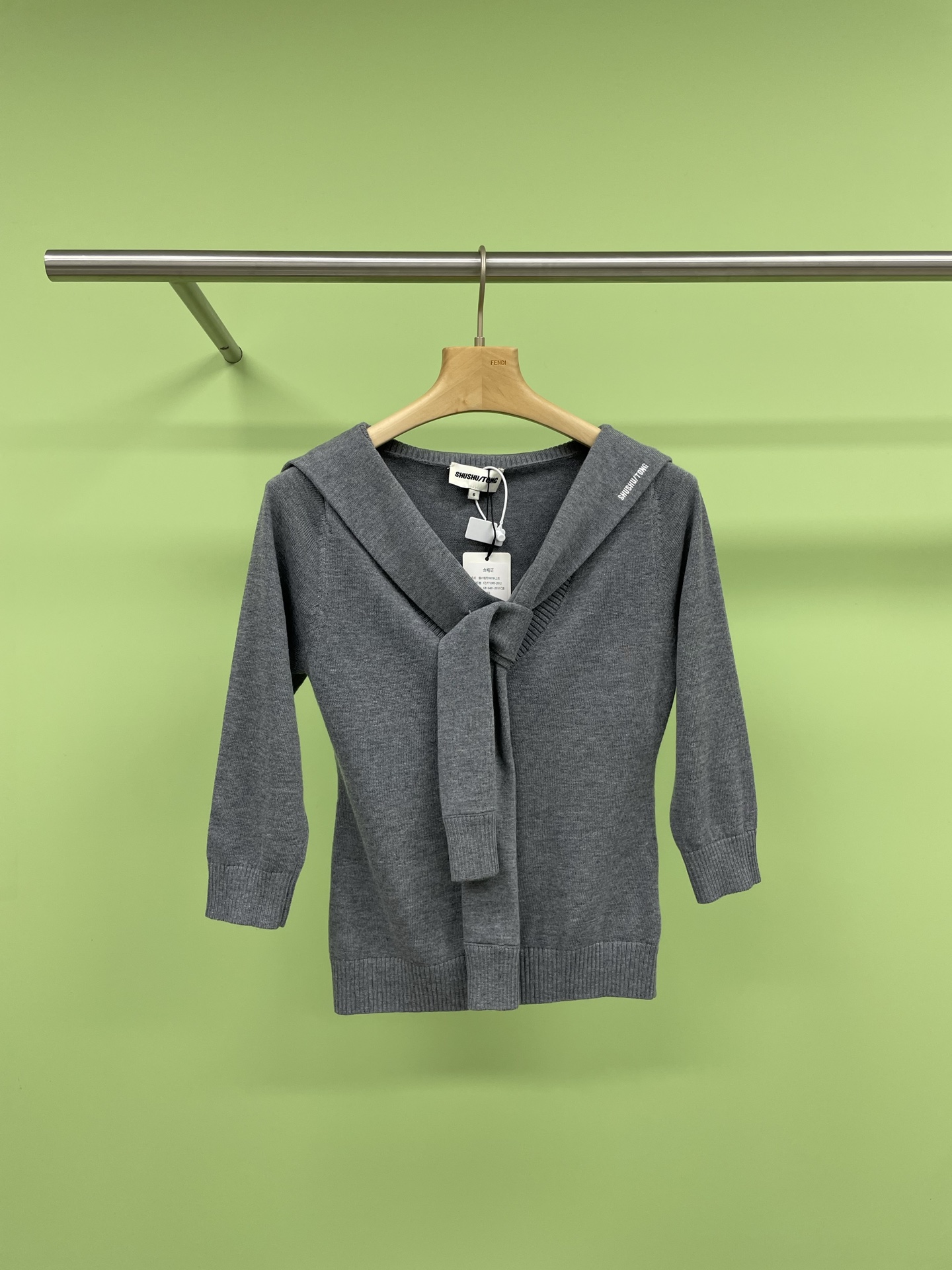 NO:306822,SHUSHUTONG2025 spring clothing new fashion trendy elegant temperament design lace-up knitted top, navy collar knitted top with a high-profile return rate, navy collar design, full of youthful vitality, age-reducing and playful, as if you instantly return to your student days, full of innocence and beauty, cashmere wool blend knitted material is soft and comfortable, and it will not tie it even if you wear it close to your body. In this cool season, it gives you just the right warmth. The three colors are very versatile colors. Whether it is matched with jeans, short skirts or long skirts, you can easily create different styles, which can be sweet or salty to meet your various outfit needs. Wear this M-home top, walk on the street, you are the most dazzling fashion expert, with a high return rate, making you full of confidence. Sisters who like this gentle and fashionable item must not miss this knitted navy collar top.  SML P, skirts, jeans, alexander wang19860909SHUSHUTONG2025春装新款时尚潮流优雅气质设计感系带针织上衣,回头率爆表的海军领针织上衣,海军领的设计,满满的青春活力感,减龄又俏皮,仿佛瞬间回到了学生时代,充满了纯真与美好,羊绒羊毛混纺针织的材质,柔软舒适,贴身穿也完全不会扎,在这个凉爽的季节里,给你恰到好处的温暖,三种色是非常百搭的颜色,无论是搭配牛仔裤、短裙还是长裙,都能轻松打造出不同的风格,可甜可盐,满足你的各种穿搭需求,穿上这件 M家上衣,走在街上,你就是那个最耀眼的时尚达人,回头率超高,让你自信满满,喜欢这种温柔又时尚的单品的姐妹们,一定不要错过这件针织海军领上衣哦. 码数SML P,,skirts,jeans,alexander wang,Women's clothing