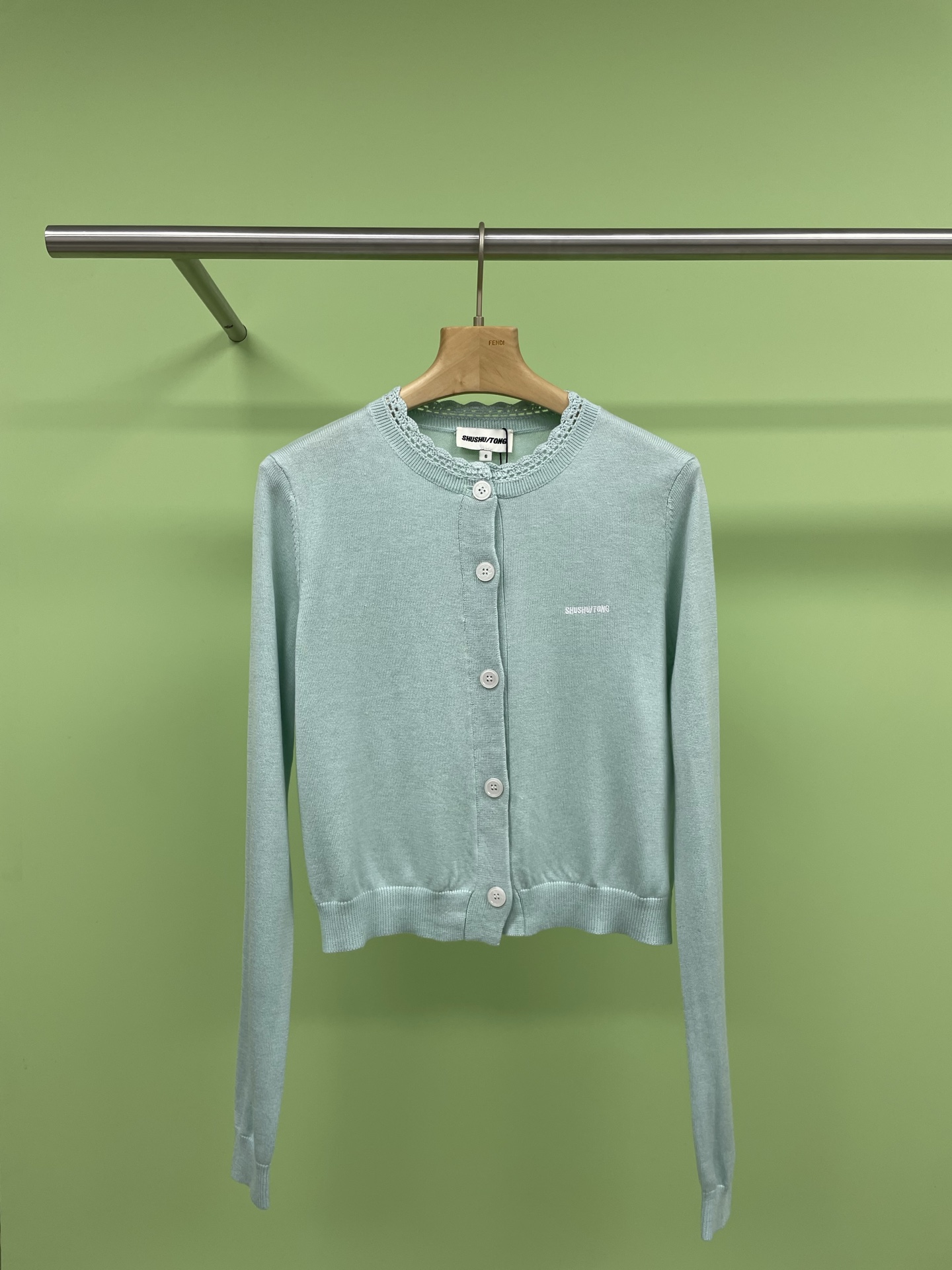 NO:306798,SHUSHUTONG2025 spring new round neck embroidered logo knitted cardigan women's top jacket. This sweater is made of high-quality knitted fabric, soft and comfortable, and very comfortable to wear. The loose style design not only can modify the figure well, but also allows you to move freely and show your elegant temperament. The lace neckline adopts a round neck design, which is simple and elegant, and will not look too complicated. The letter embroidery design makes the whole sweater more fashionable and stylish, allowing you to stand out from the crowd. The color of this sweater is also very suitable for the spring atmosphere. The dark design makes you look more mature and stable, and it is also very versatile. You can match various different clothing to create different styles. If you want to be the most beautiful yourself, then this elegant girlish round neck letter embroidered knitted cardigan sweater for women is definitely a choice you cannot miss.  SML, Jackets & coats, sweaters, alexander wang19860909SHUSHUTONG2025春装新圆领款刺绣logo针织开衫女款上衣外套,这款毛衣采用高品质的针织面料,柔软舒适,穿着起来非常舒适,宽松的版型设计,不仅能够很好地修饰身材,还能够让你自由自在地活动,尽情展现自己的优雅气质,花边领口采用了圆领设计,简约大方,不会显得过于复杂,而字母刺绣的设计,则让整件毛衣更加时尚有型,让你在人群中脱颖而出,这款毛衣的颜色也非常适合春季的气息,深色系的设计,让你看起来更加成熟稳重,同时也非常百搭,可以搭配各种不同的服饰,打造出不同的风格,如果你想要成为最美的自己,那么这款优雅少女风的圆领字母刺绣针织开衫毛衣女,绝对是你不可错过的选择. 码数SML,,jackets & coats,sweaters,alexander wang,Women's clothing