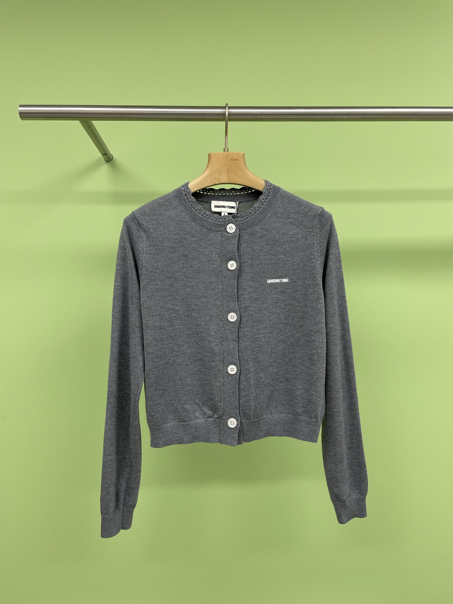 NO:306794,SHUSHUTONG2025 spring new round neck embroidered logo knitted cardigan women's top jacket. This sweater is made of high-quality knitted fabric, soft and comfortable, and very comfortable to wear. The loose style design not only can modify the figure well, but also allows you to move freely and show your elegant temperament. The lace neckline adopts a round neck design, which is simple and elegant, and will not look too complicated. The letter embroidery design makes the whole sweater more fashionable and stylish, allowing you to stand out from the crowd. The color of this sweater is also very suitable for the spring atmosphere. The dark design makes you look more mature and stable, and it is also very versatile. You can match various different clothing to create different styles. If you want to be the most beautiful yourself, then this elegant girlish round neck letter embroidered knitted cardigan sweater for women is definitely a choice you cannot miss.  SML, Jackets & coats, sweaters, alexander wang19860909SHUSHUTONG2025春装新圆领款刺绣logo针织开衫女款上衣外套,这款毛衣采用高品质的针织面料,柔软舒适,穿着起来非常舒适,宽松的版型设计,不仅能够很好地修饰身材,还能够让你自由自在地活动,尽情展现自己的优雅气质,花边领口采用了圆领设计,简约大方,不会显得过于复杂,而字母刺绣的设计,则让整件毛衣更加时尚有型,让你在人群中脱颖而出,这款毛衣的颜色也非常适合春季的气息,深色系的设计,让你看起来更加成熟稳重,同时也非常百搭,可以搭配各种不同的服饰,打造出不同的风格,如果你想要成为最美的自己,那么这款优雅少女风的圆领字母刺绣针织开衫毛衣女,绝对是你不可错过的选择. 码数SML,,jackets & coats,sweaters,alexander wang,Women's clothing