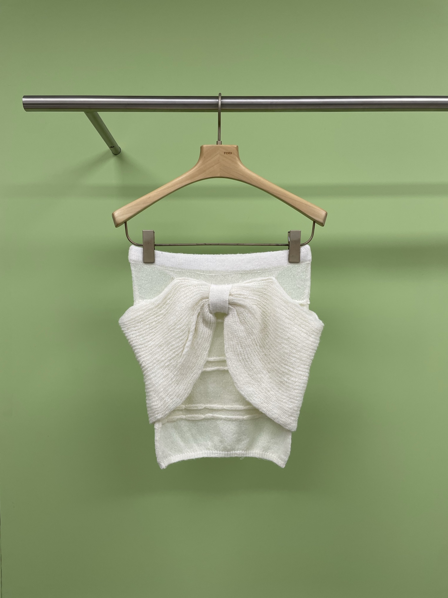 NO:306790,The barnnet bow-shaped one-shoulder sweater, off-white one-shoulder sweater Vintage retro outfit, the spring breeze blows, and the retro style quietly returns. In this cool season, a beige one-shoulder sweater has become your new favorite for dressing in the wardrobe. The exquisite bow, like the brightest star in the night sky, is dotted with beige tenderness, adding a bit of elegance and playfulness. The soft knitted fabric gently fits the skin and outlines the unique graceful figure of women. Whether it is paired with a pair of simple jeans or a flowing skirt, you can easily control the perfect fusion of retro and fashion. Walking on the street, it seems like you have traveled back to that charming old time. SML, skirts, jeans, sweaters, alexander wang19860909The barnnet蝴蝶结一字肩针织衫,米白色一字肩毛衣Vintage复古穿搭,春风轻拂,复古风情悄然回归,在这微凉的季节里,一款米白色一字肩毛衣,成为你衣柜的穿搭新宠,精致的蝴蝶结,如同夜空中最亮的星,点缀在米白的温柔里,增添了几分优雅与俏皮,柔软的针织面料,轻轻贴合着肌肤,勾勒出女性独有的曼妙身姿,无论是搭配一条简约的牛仔裤,还是飘逸的半身裙,都能轻松驾驭复古与时尚的完美融合,走在街头,仿佛穿越回了那个充满魅力的旧时光. 码数SML,,skirts,jeans,sweaters,alexander wang,Women's clothing