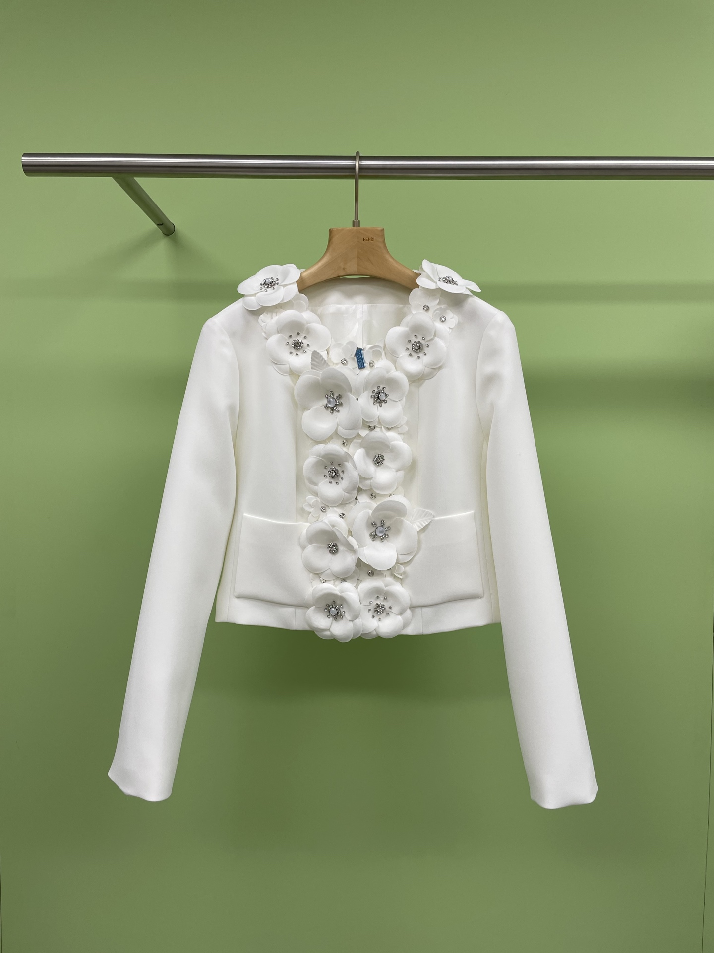 NO:306786,Chanel 2025 three-dimensional slim camellia jacket, so beautiful that it makes people suffocate. Today I want to recommend a baby that makes me shine. Chanel 2025C jacket. This jacket with the same style as Xin Zhilei is simply beautiful. The retro and simple design has exquisite handmade flowers surrounding the collar and zipper. It is not exaggerated at all, and it is so elegant that it makes people fall in love with it at first sight. The exquisite handmade flower decoration, the details are real, and the elegant tailoring, you are the focus of fashion when wearing it, and you can easily control it in daily or special occasions. SML, chanel, jackets & coats, alexander wang19860909Chanel 2025立体修身山茶花外套,美到让人窒息,今天要跟大家安利一款让我眼前一亮的宝贝——Chanel 2025C外套,辛芷蕾同款的这件外套简直是美呆了,复古简约的设计中带着精致的手工花朵围绕着衣领和拉链,一点也不浮夸,又优雅得让人心动不已,简约而不简单的设计,让人一眼就爱上,精致的手工花朵装饰,细节之处见真章,优雅的剪裁,穿上它你就是时尚焦点,无论是日常还是特殊场合,都能轻松驾驭. 码数SML,,chanel,jackets & coats,alexander wang,Women's clothing